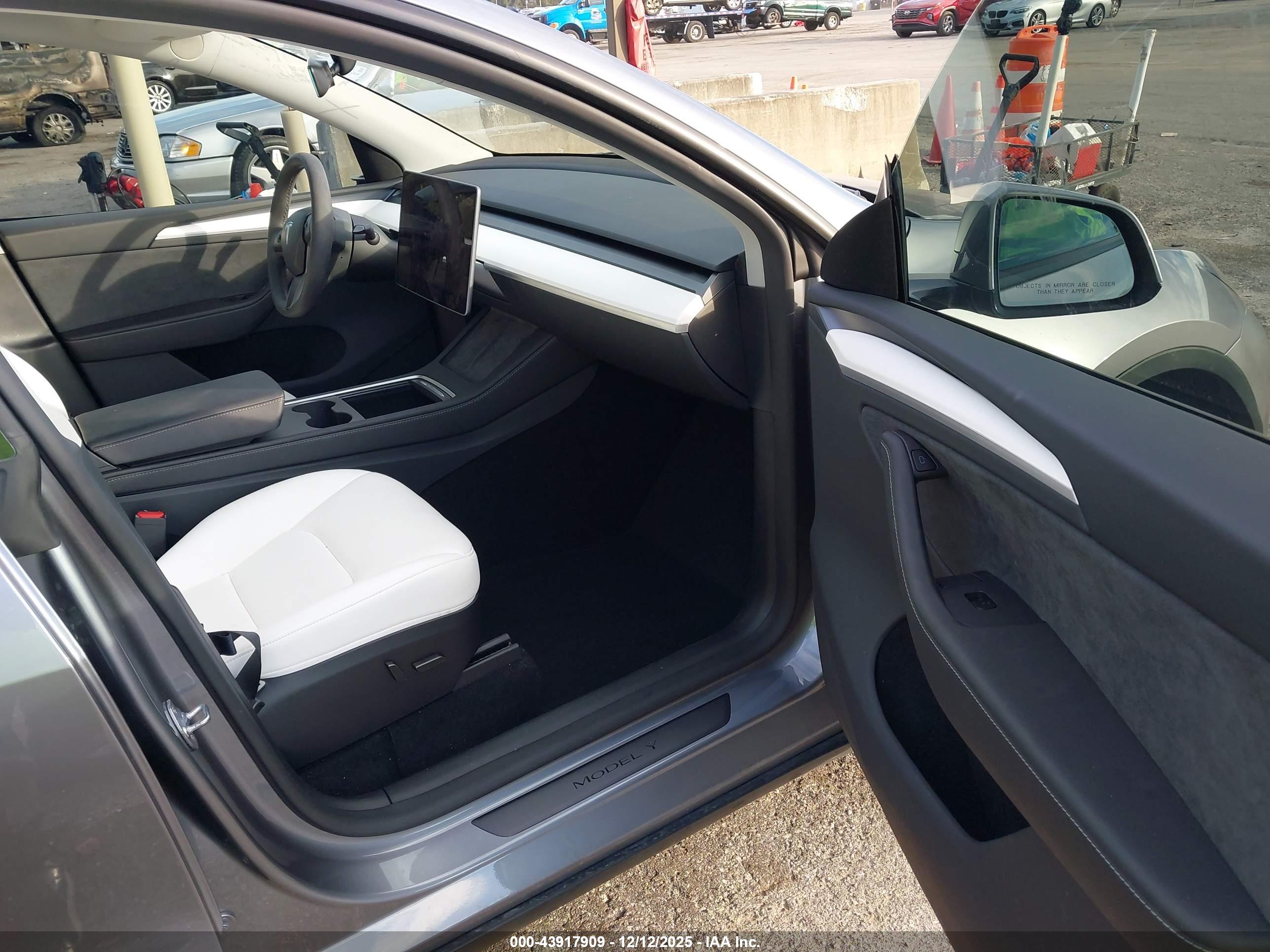 TESLA MODEL image 5