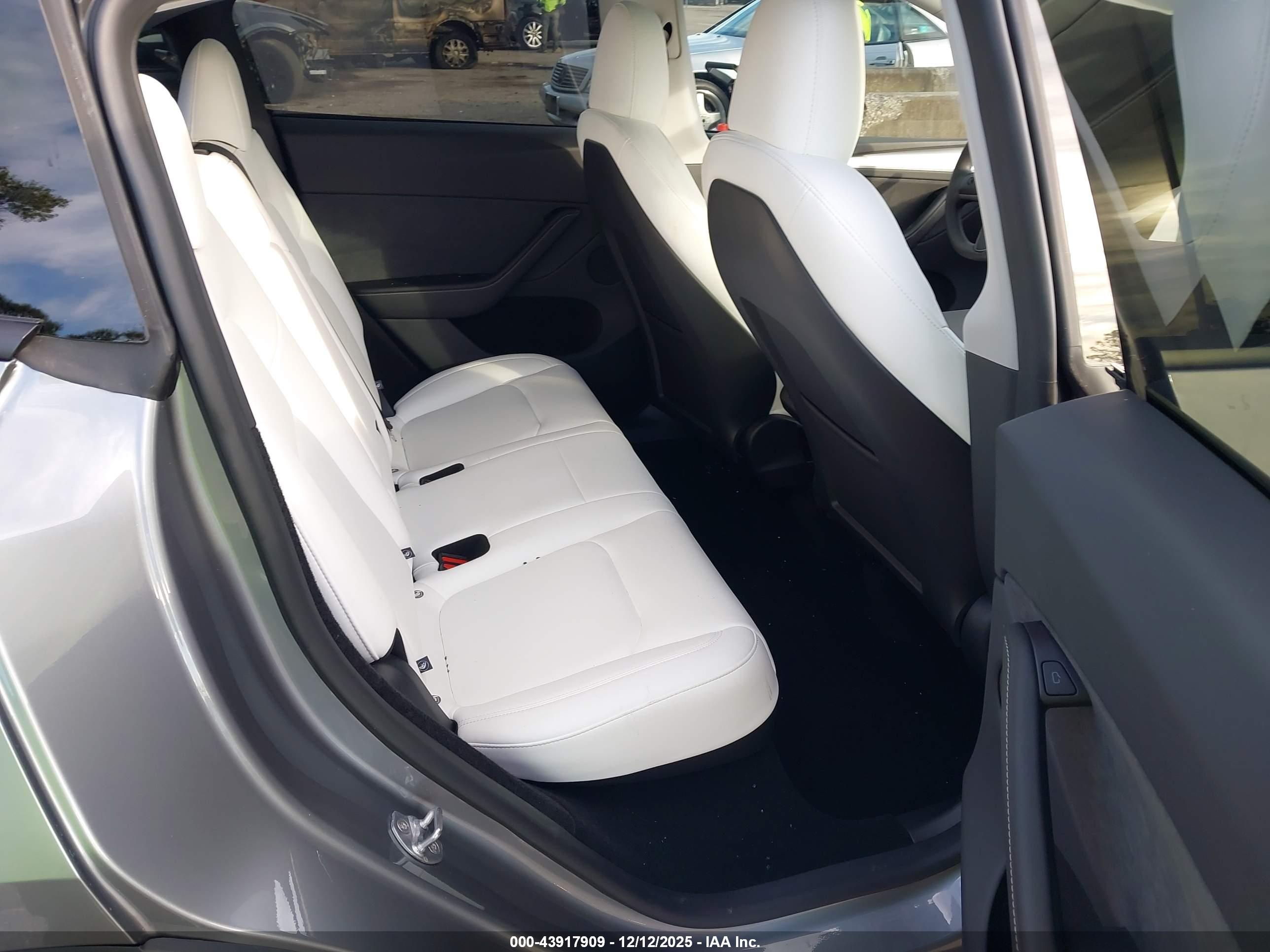 TESLA MODEL image 8