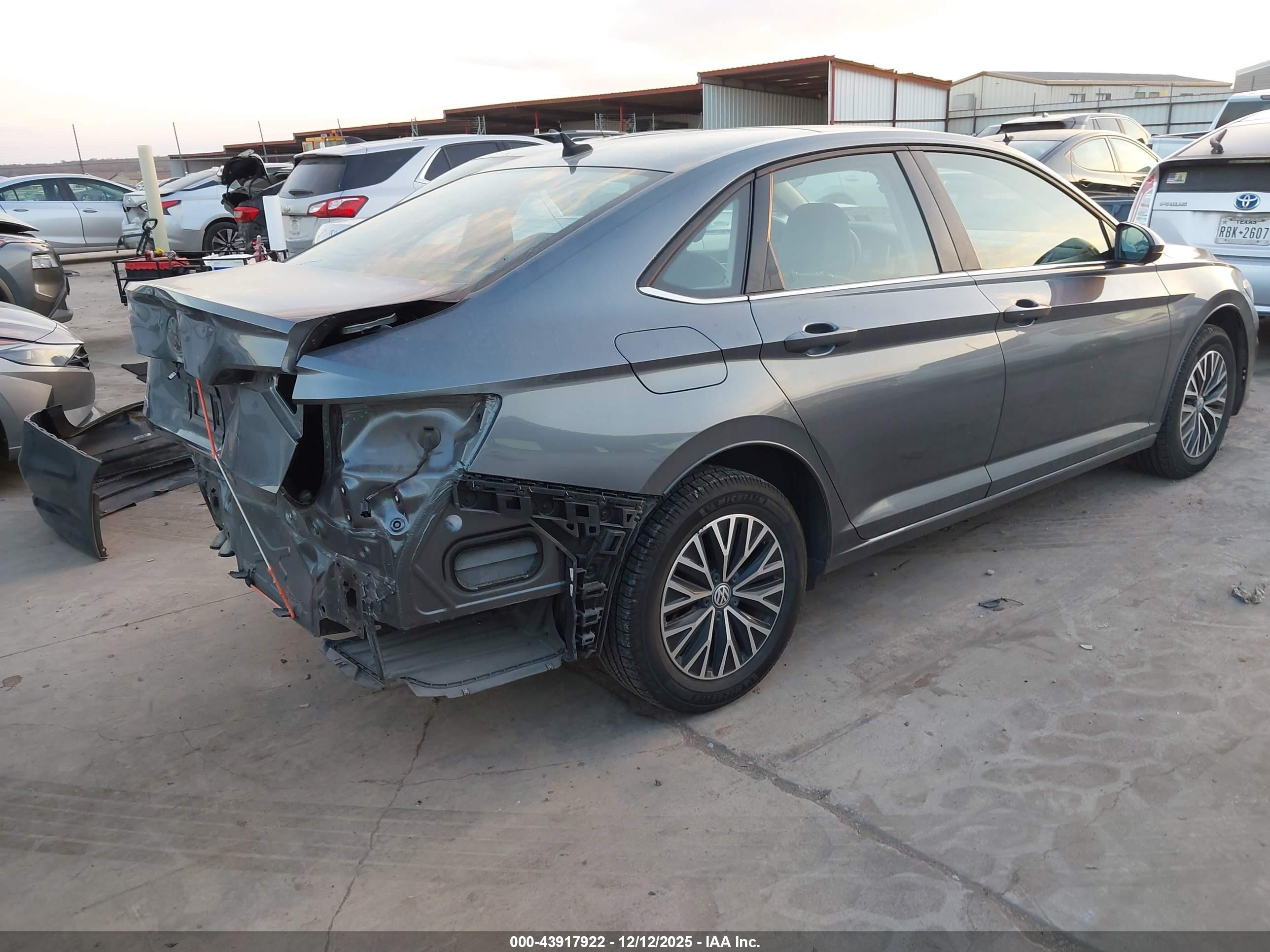 VOLKSWAGEN JETTA image 4