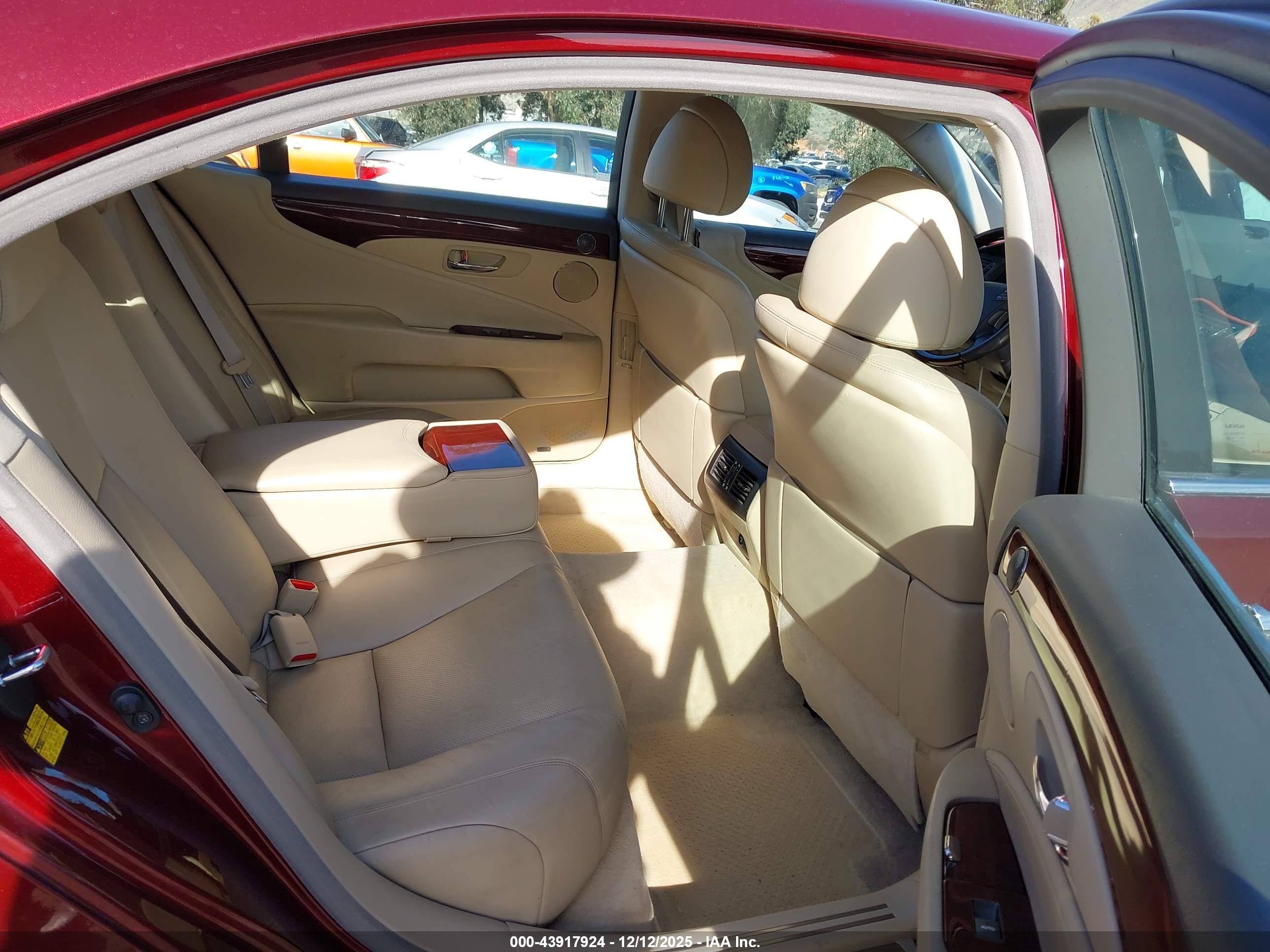 LEXUS LS image 8