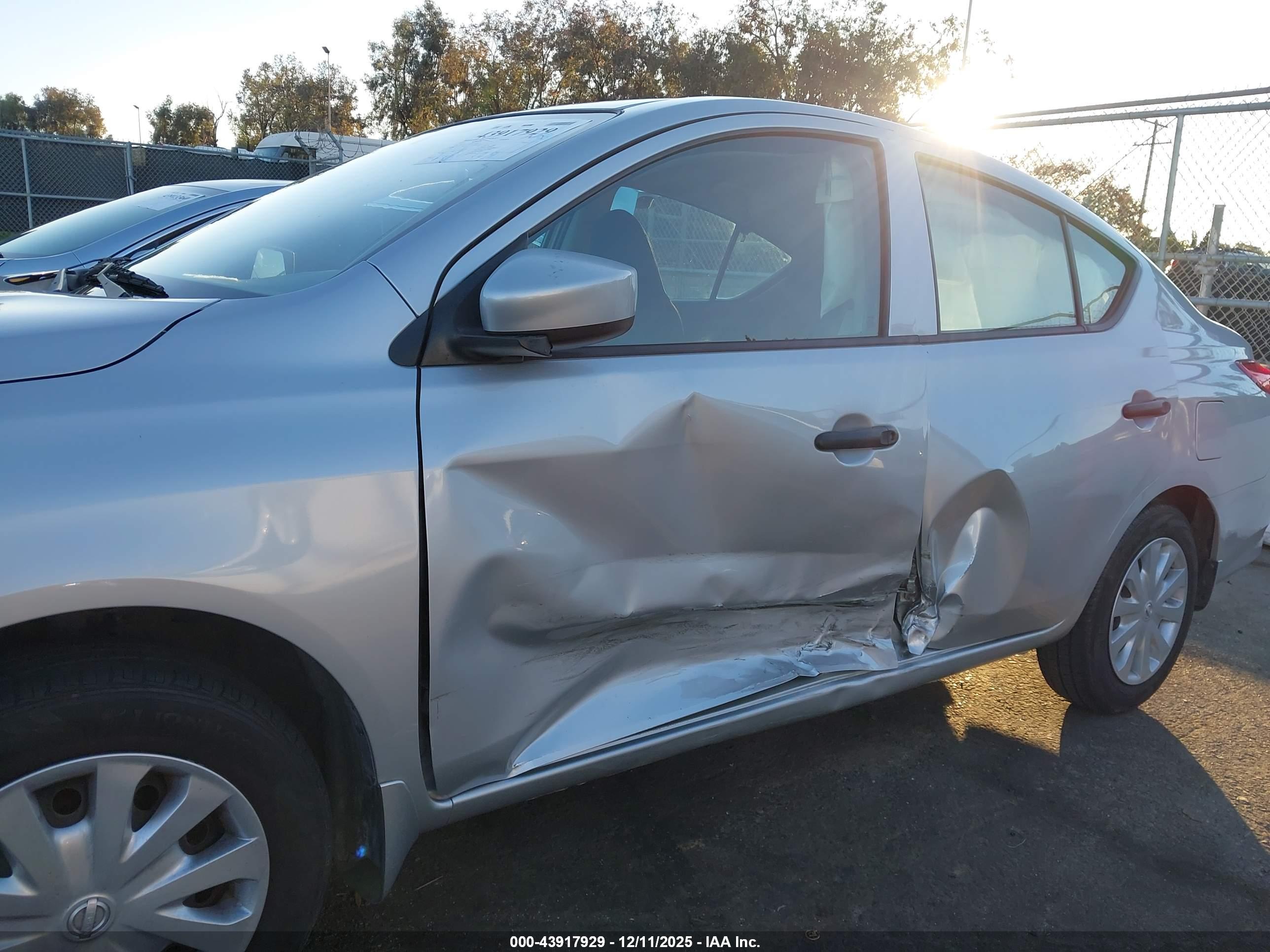 NISSAN VERSA image 6