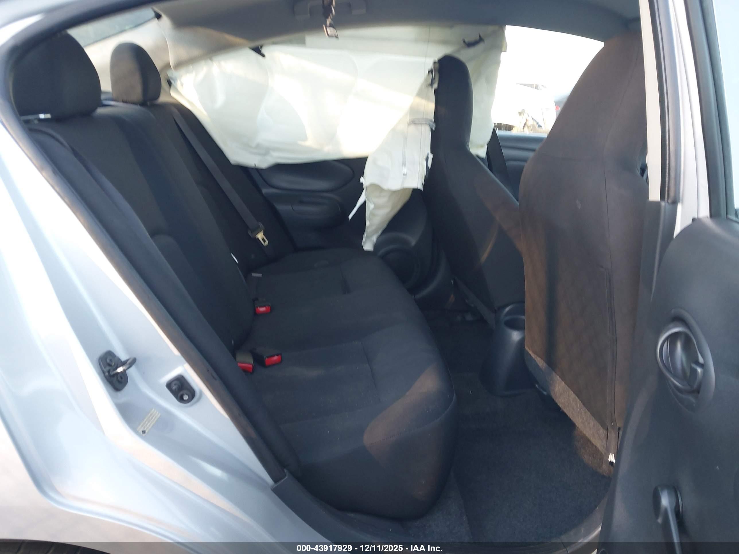 NISSAN VERSA image 8