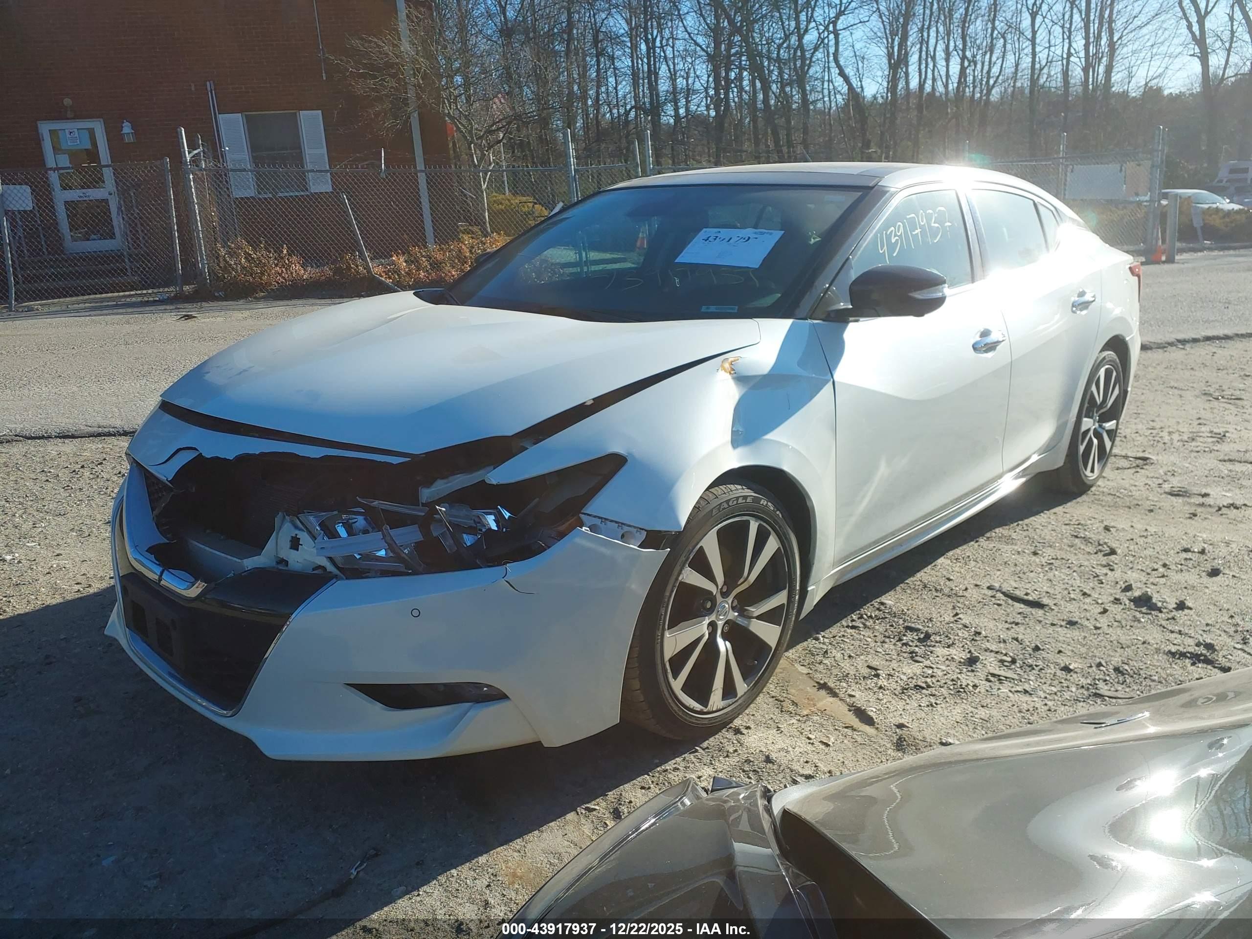 NISSAN MAXIMA image 2