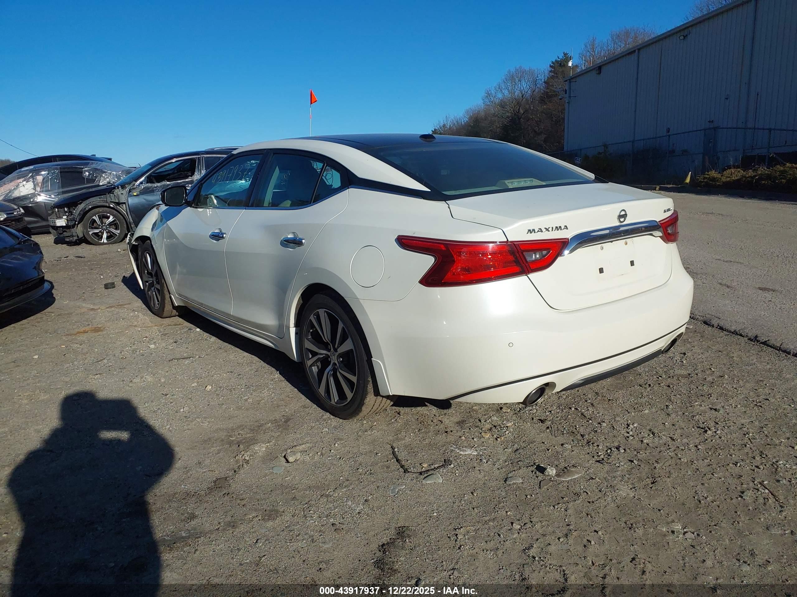NISSAN MAXIMA image 3