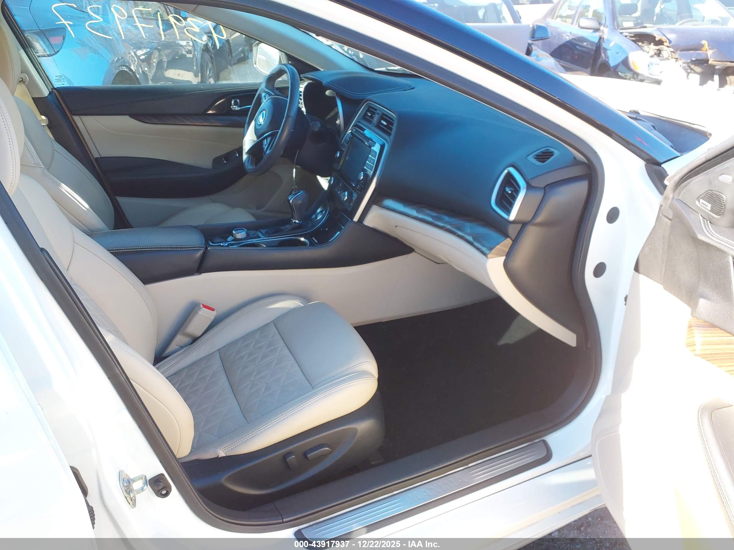 NISSAN MAXIMA image 5