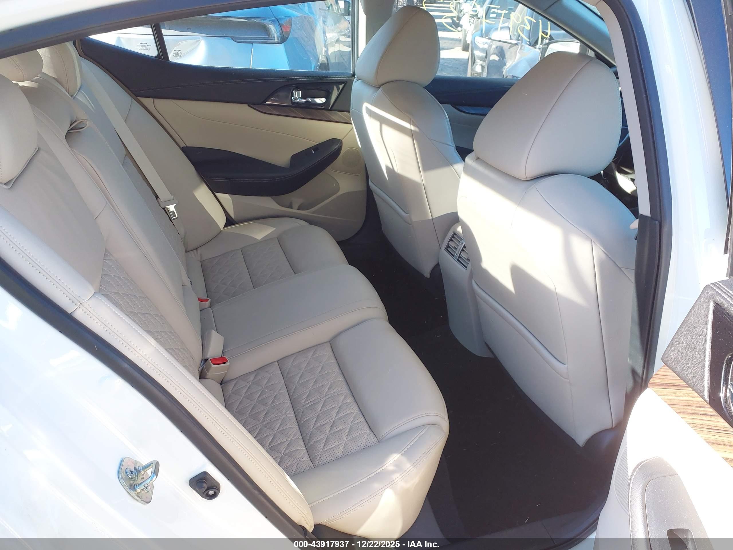 NISSAN MAXIMA image 8