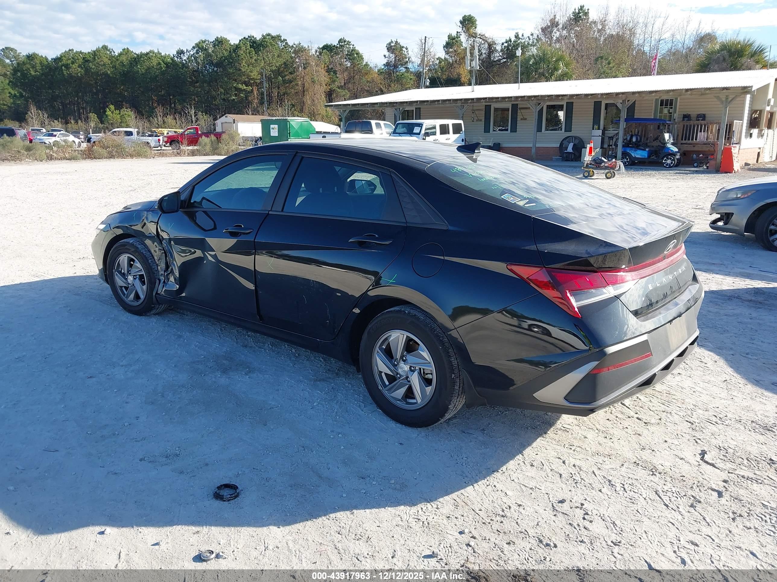 HYUNDAI ELANTRA image 3
