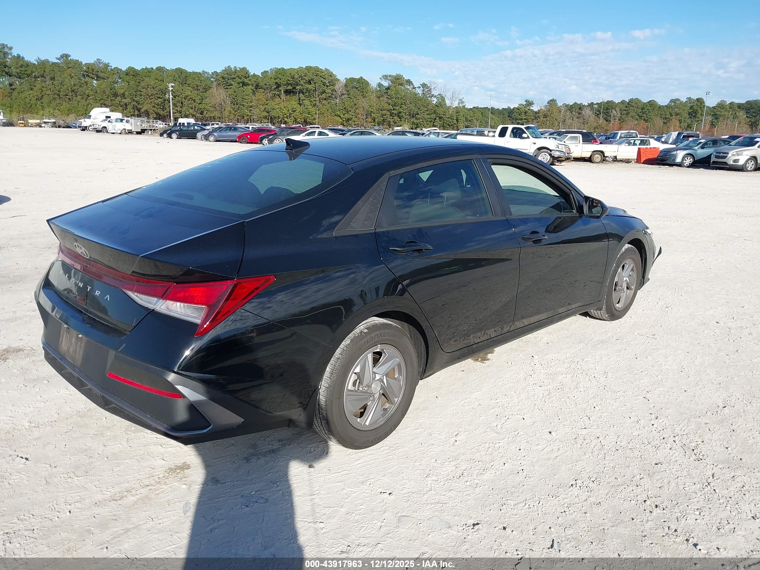 HYUNDAI ELANTRA image 4