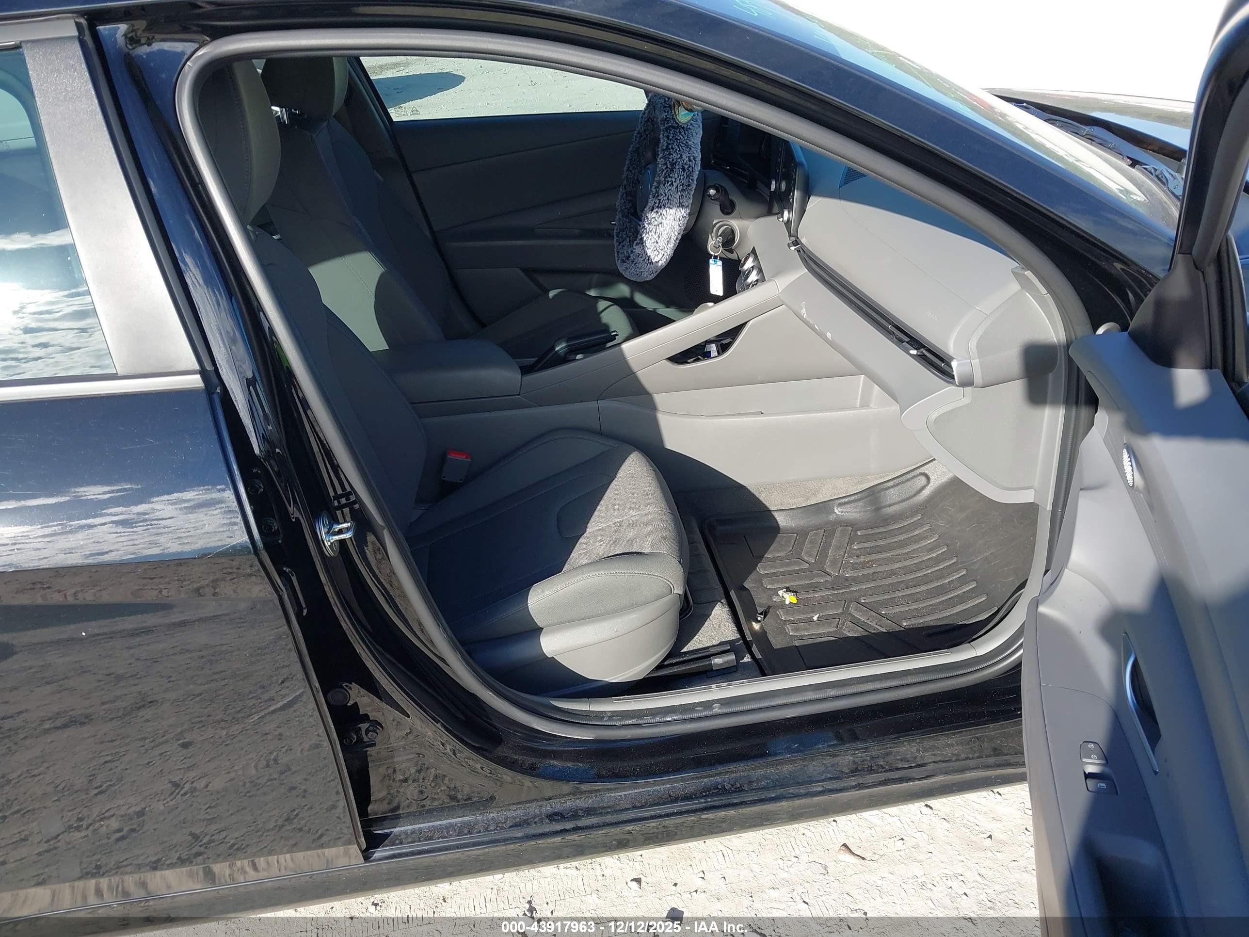 HYUNDAI ELANTRA image 5