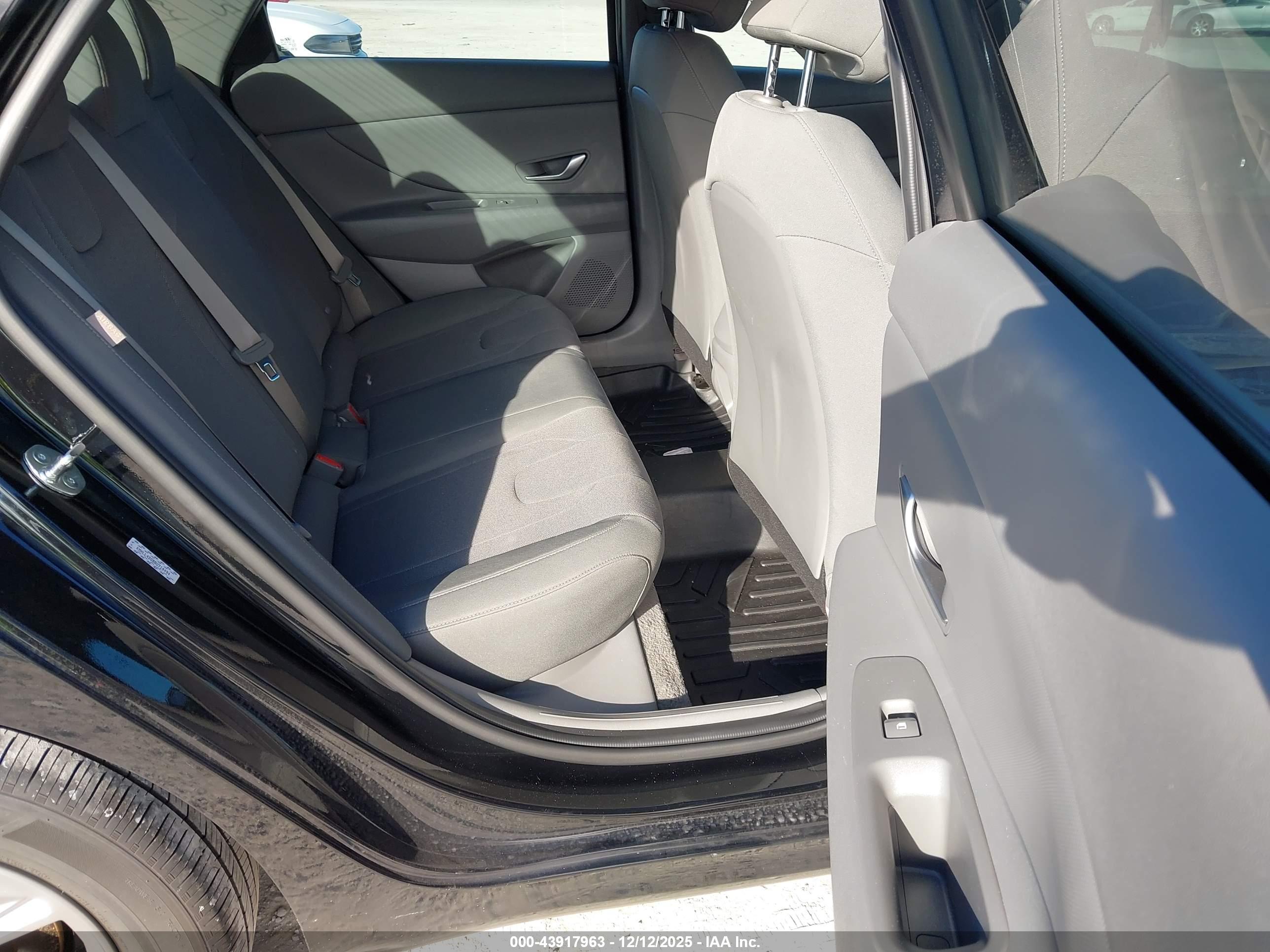HYUNDAI ELANTRA image 8