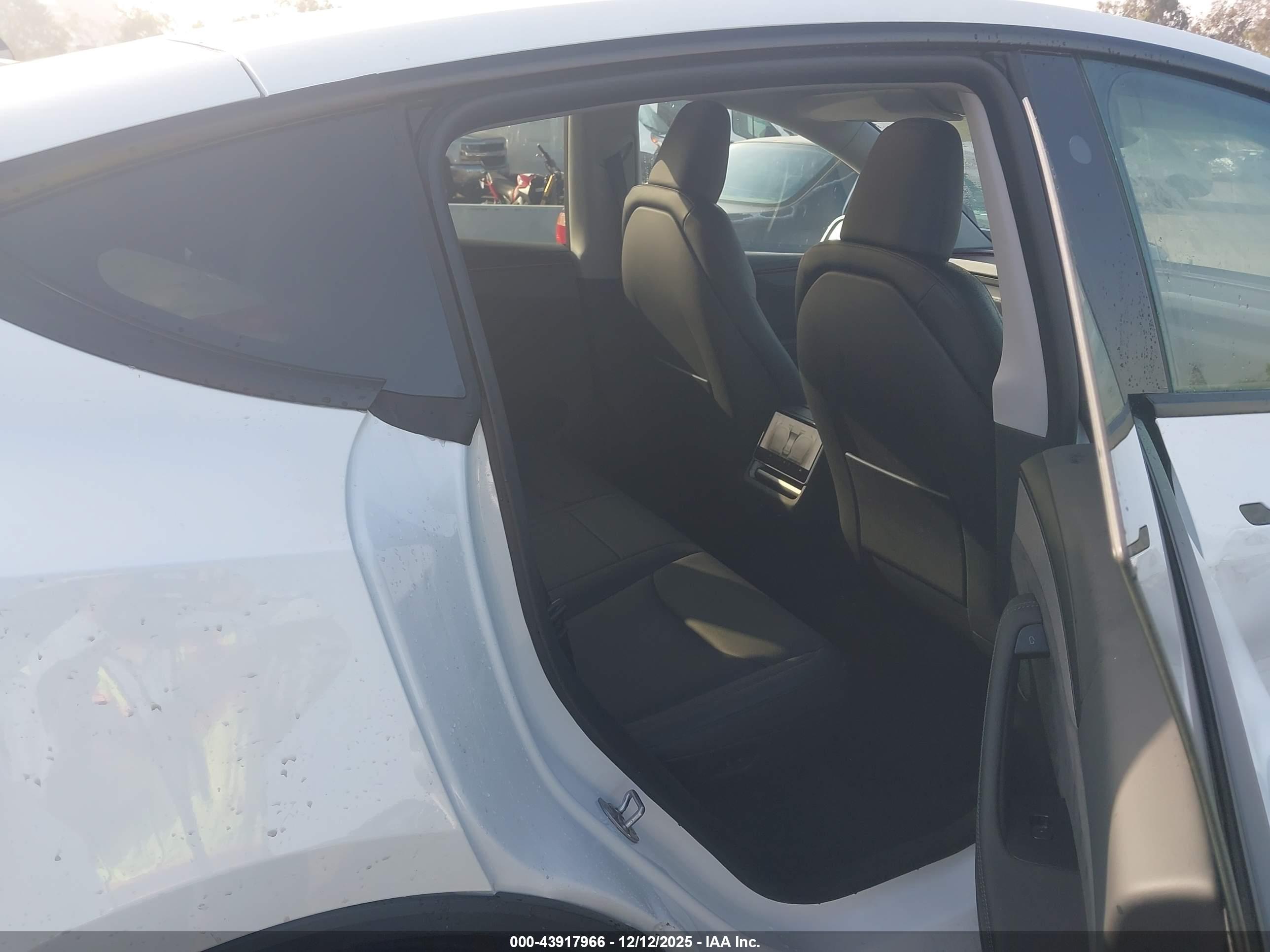TESLA MODEL image 8