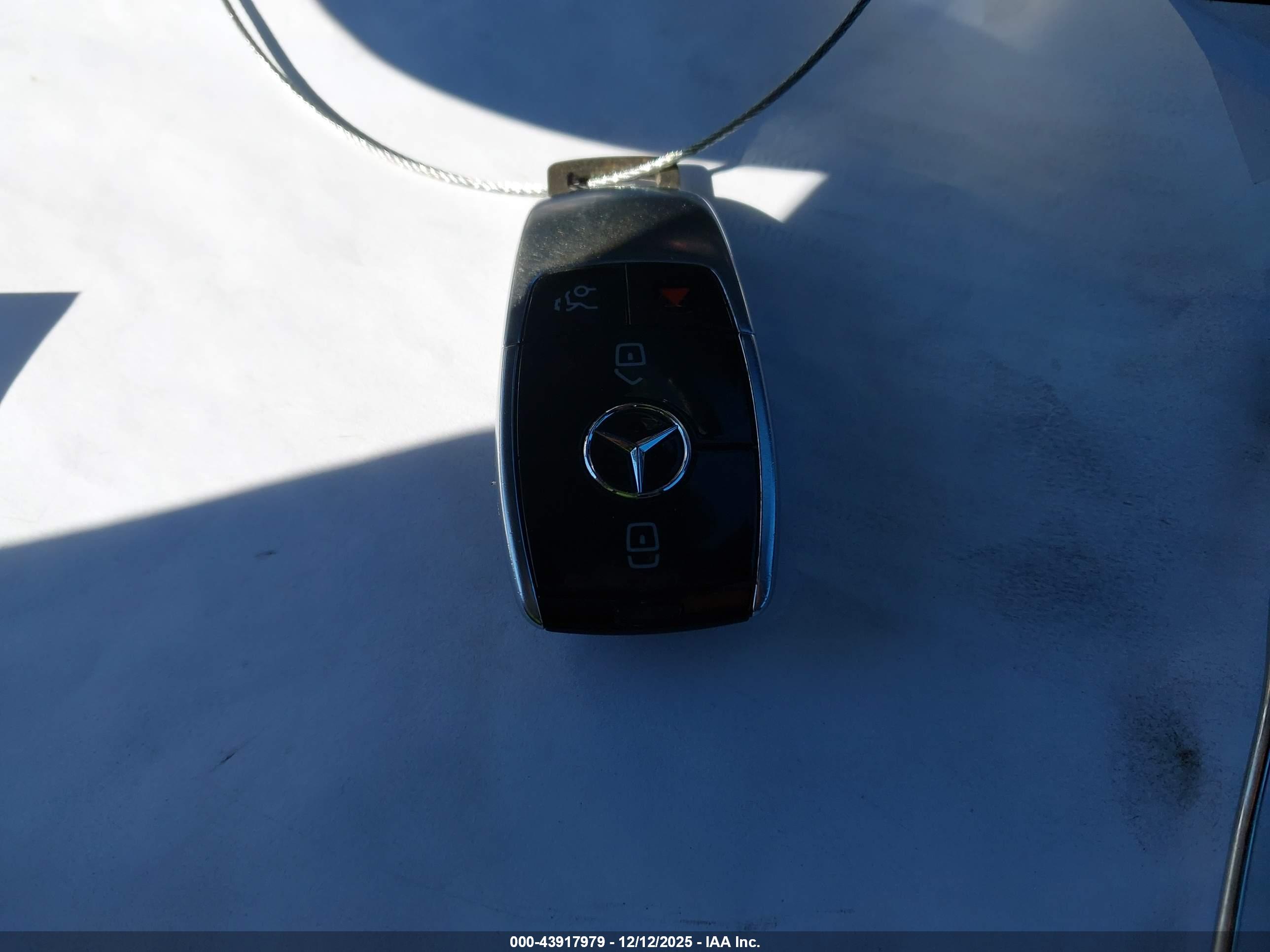 MERCEDES-BENZ E image 11
