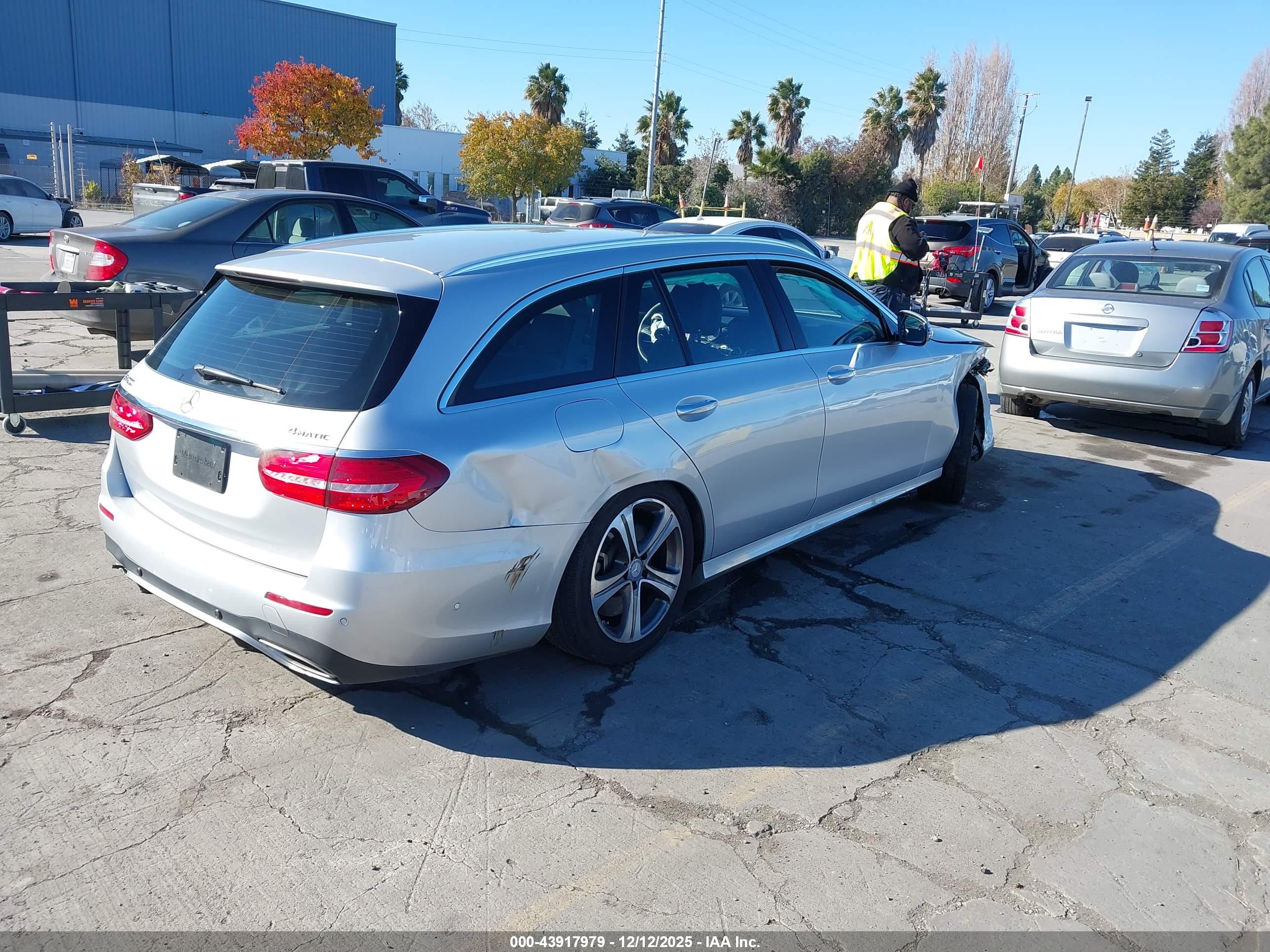 MERCEDES-BENZ E image 4
