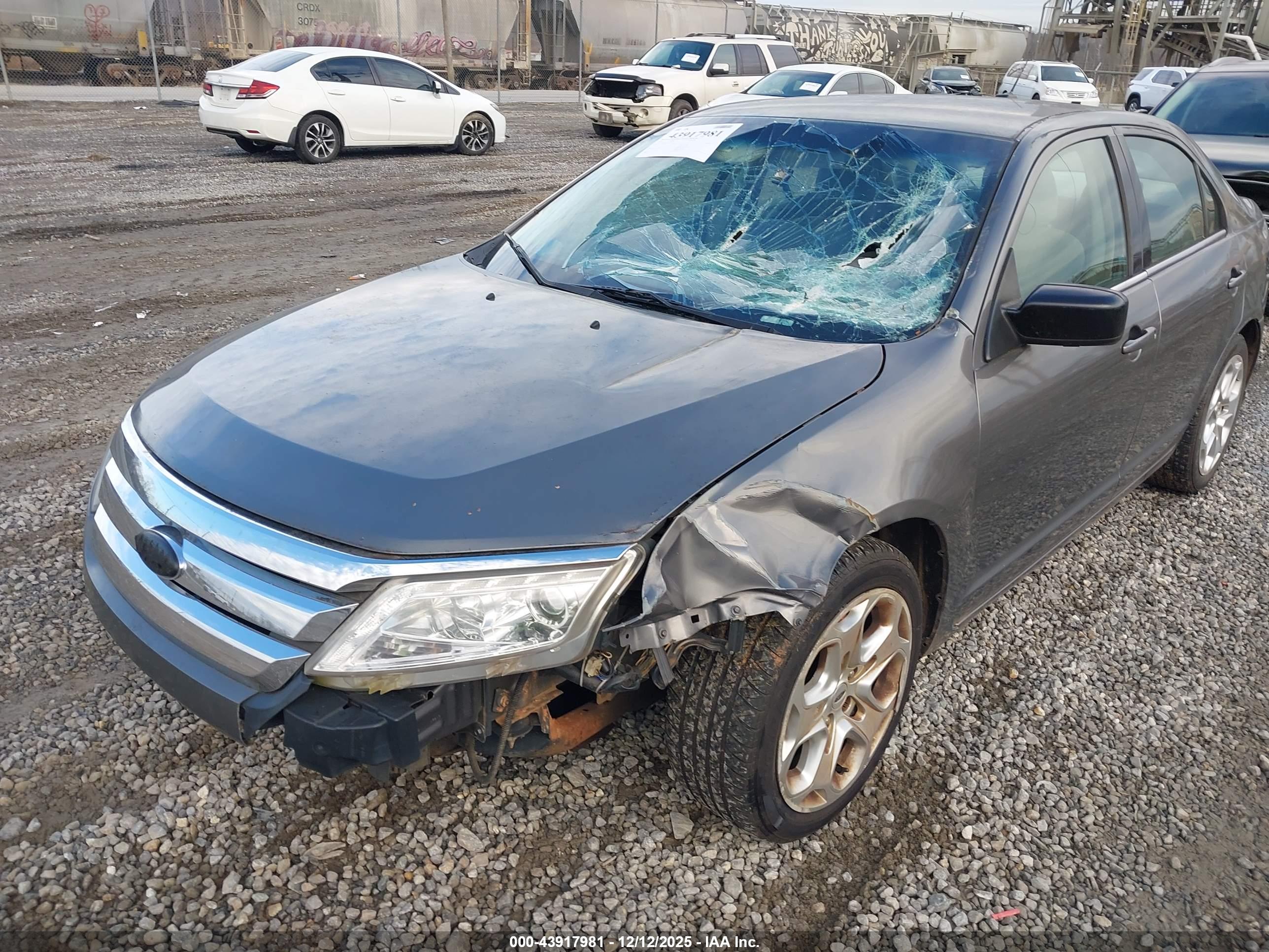 FORD FUSION image 6