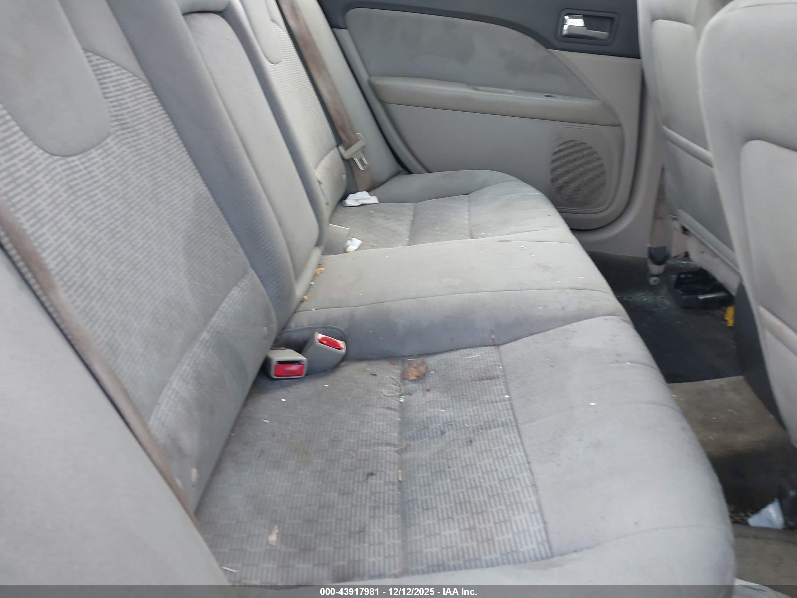 FORD FUSION image 8