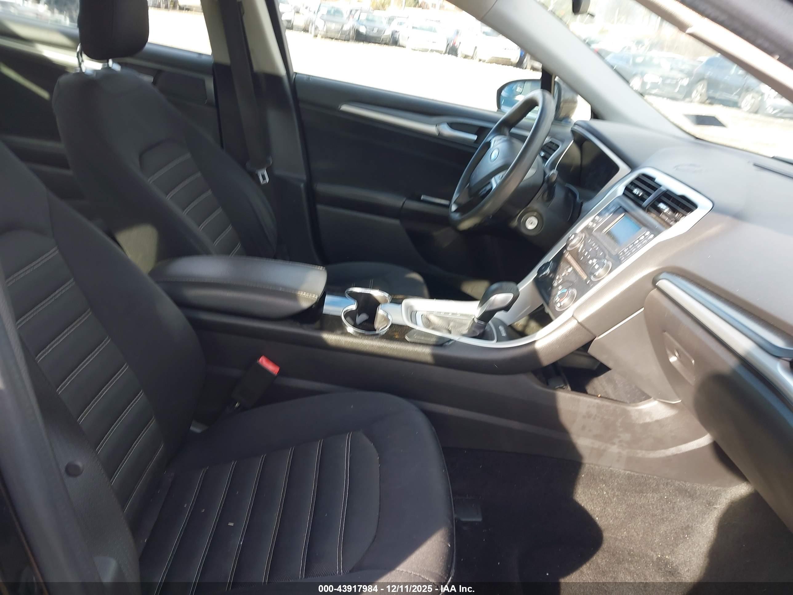 FORD FUSION image 5