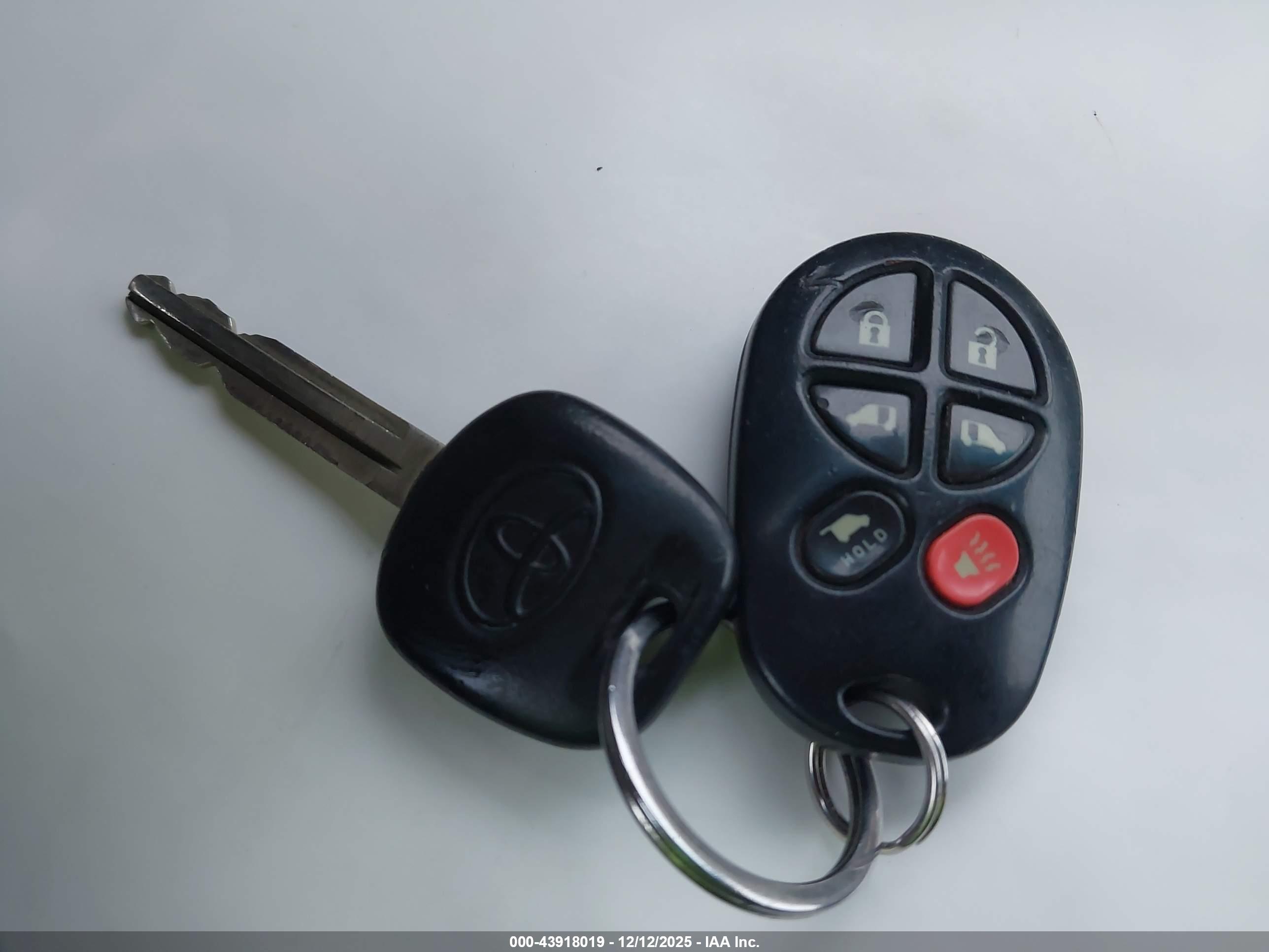 TOYOTA SIENNA image 11