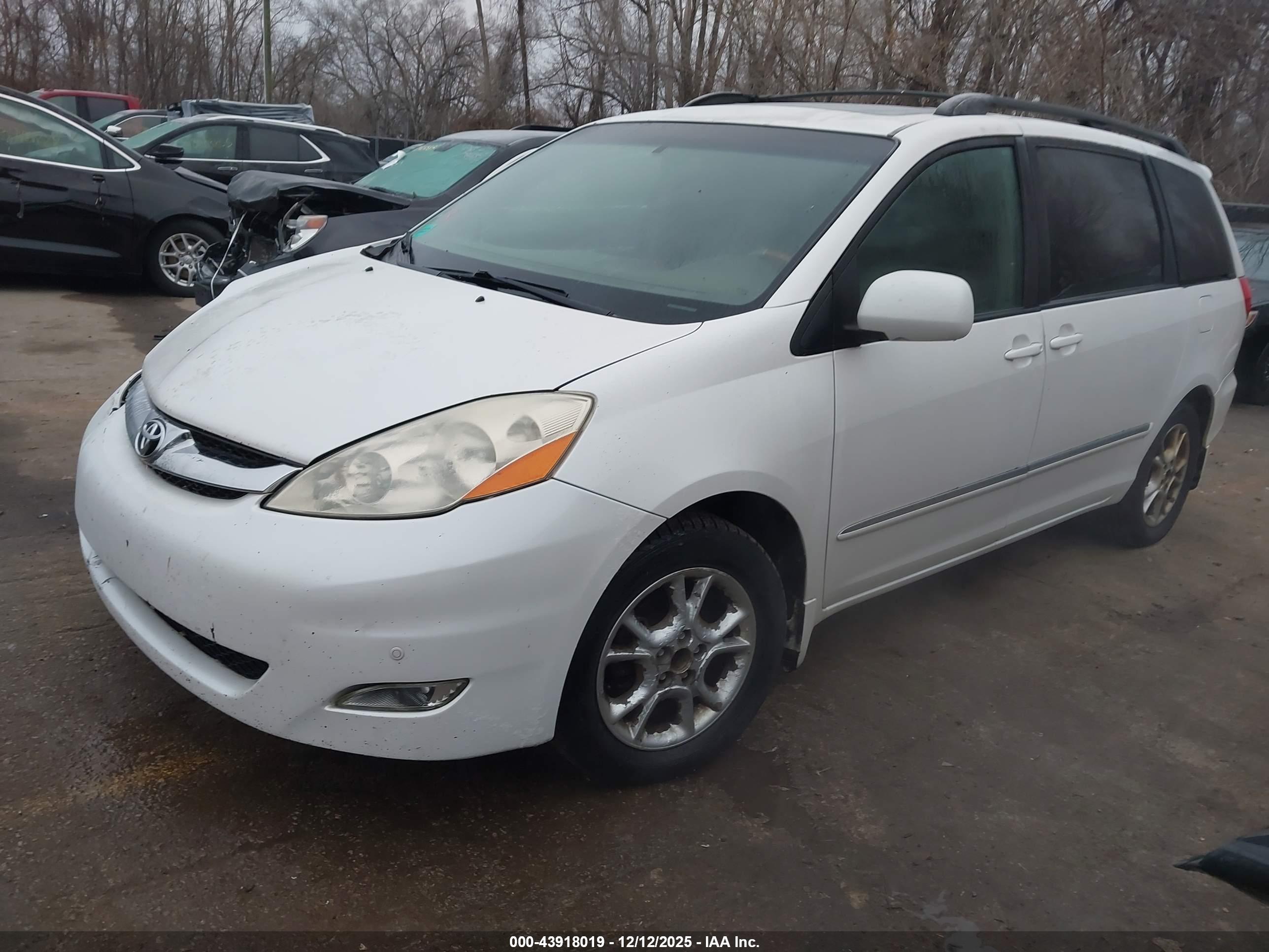 TOYOTA SIENNA image 2