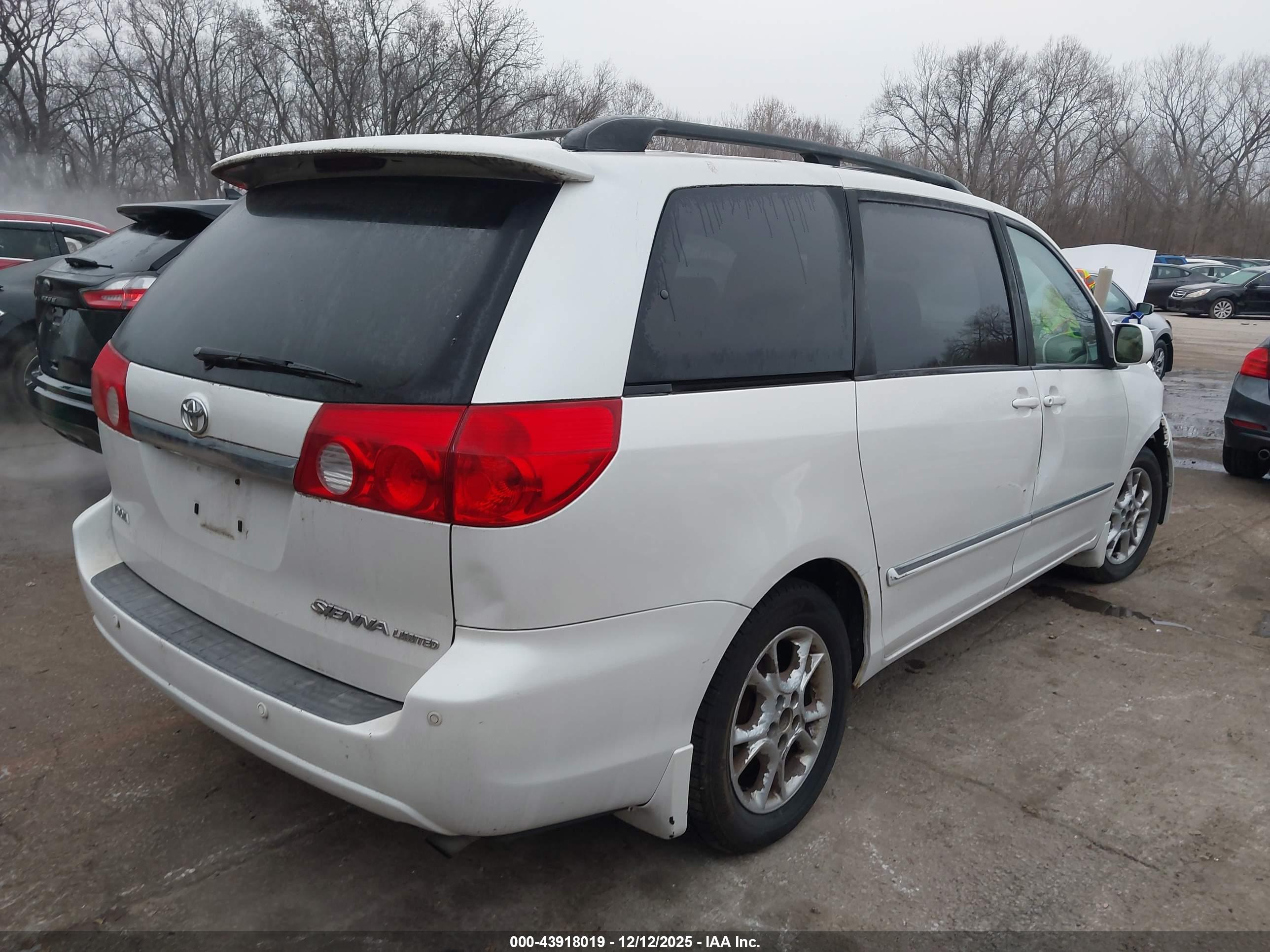 TOYOTA SIENNA image 4