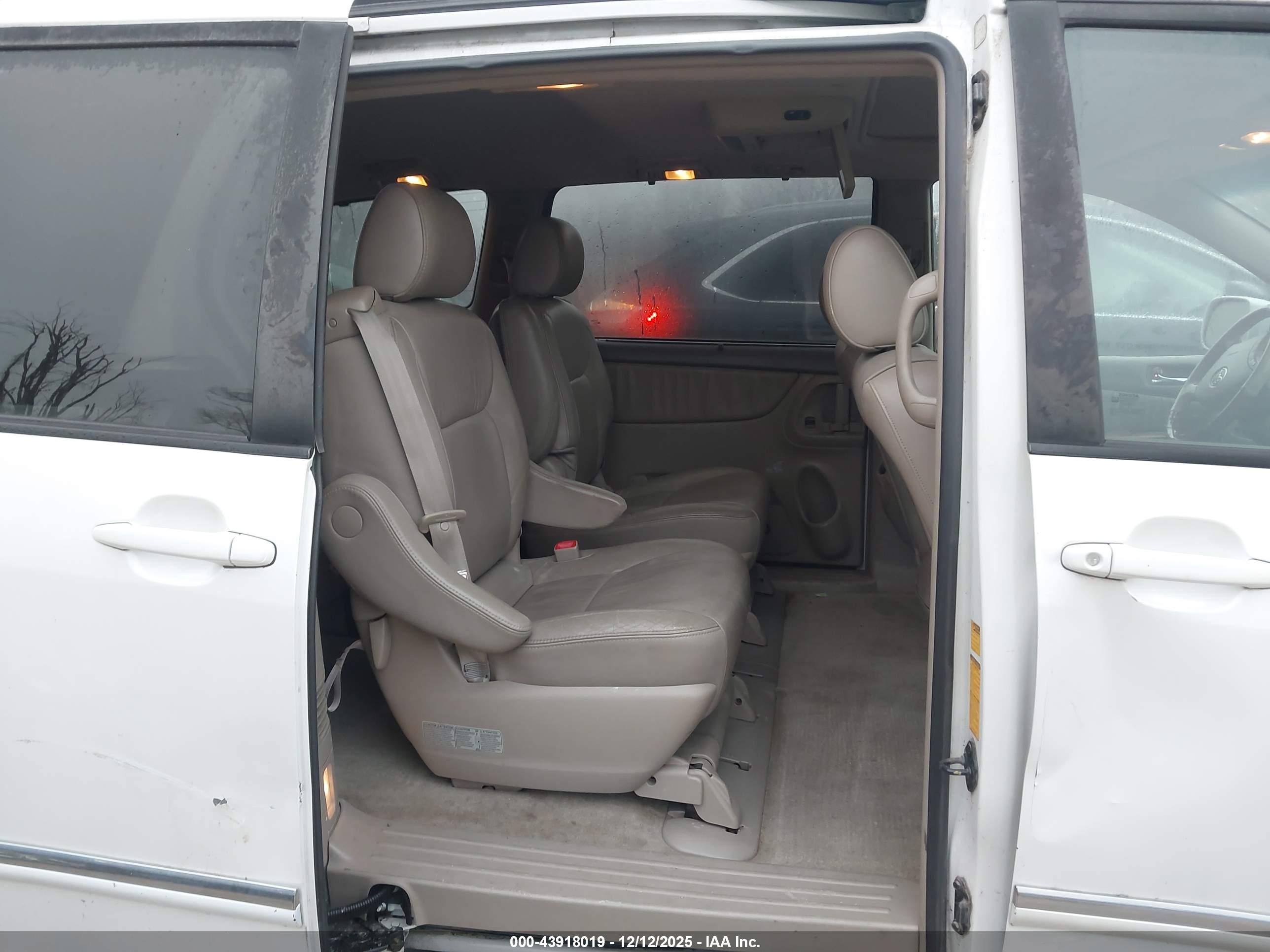 TOYOTA SIENNA image 8