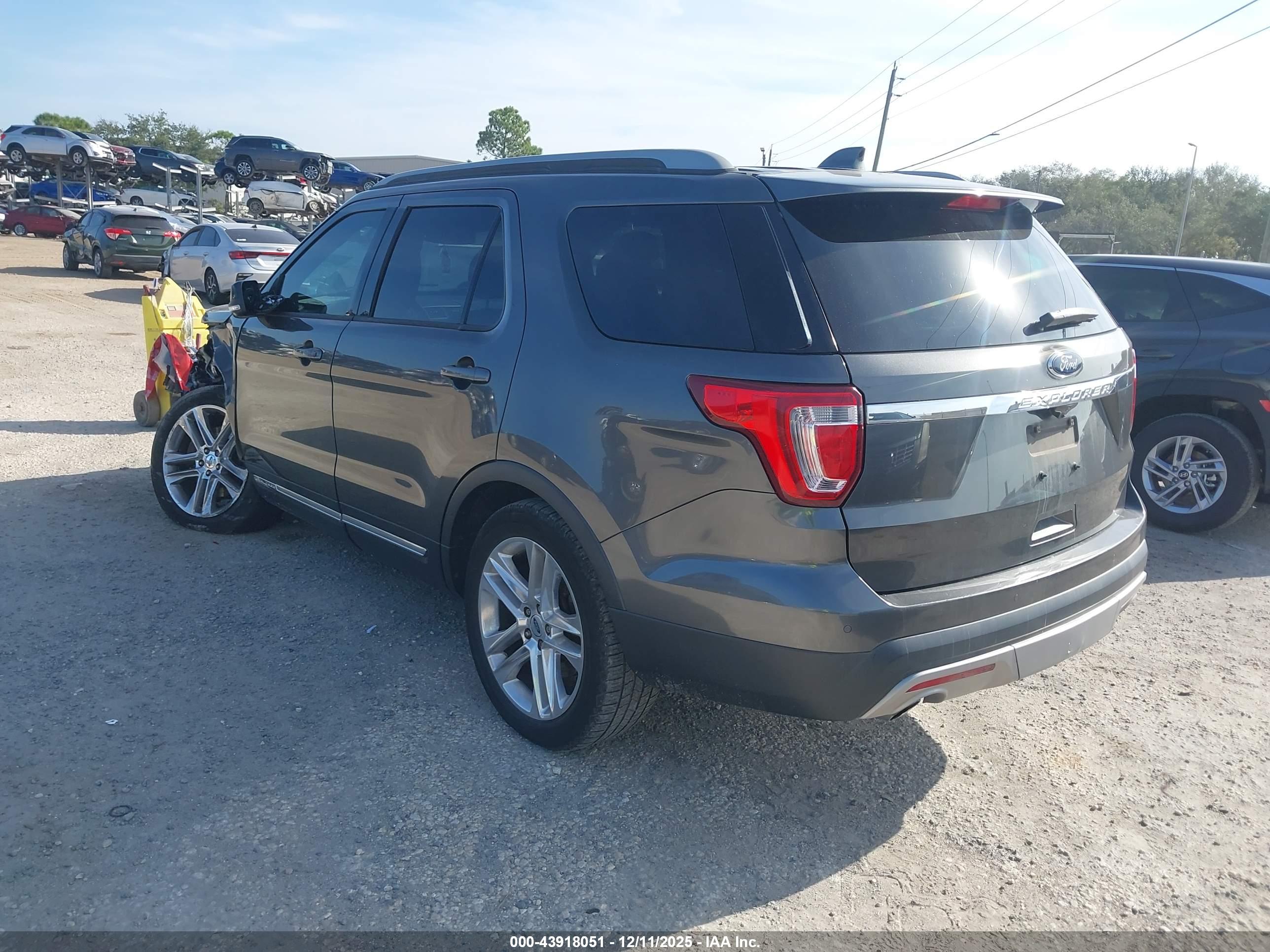 FORD EXPLORER image 3