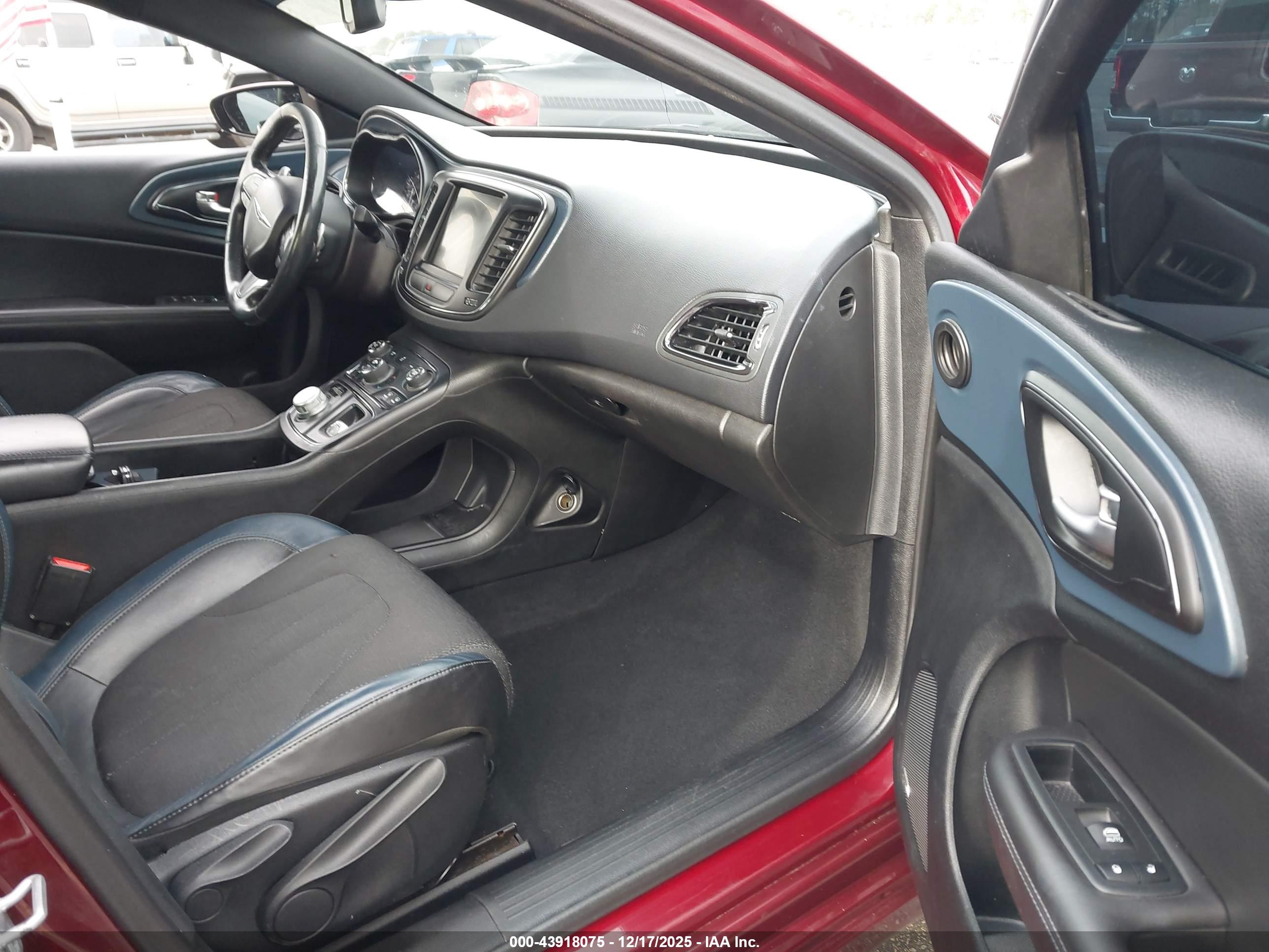 CHRYSLER 200 image 5