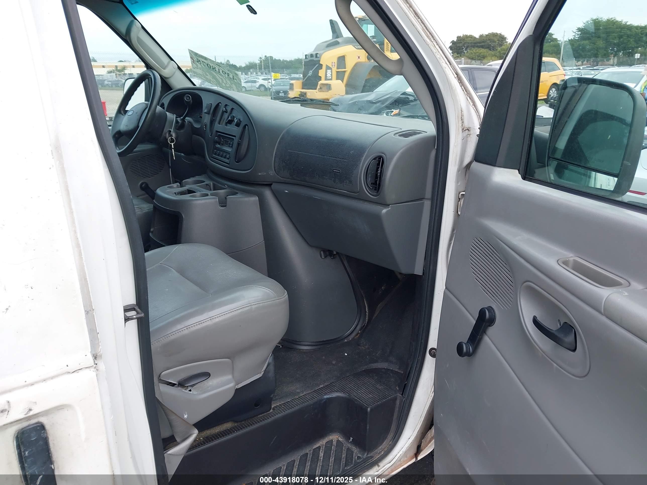 FORD E-150 image 5