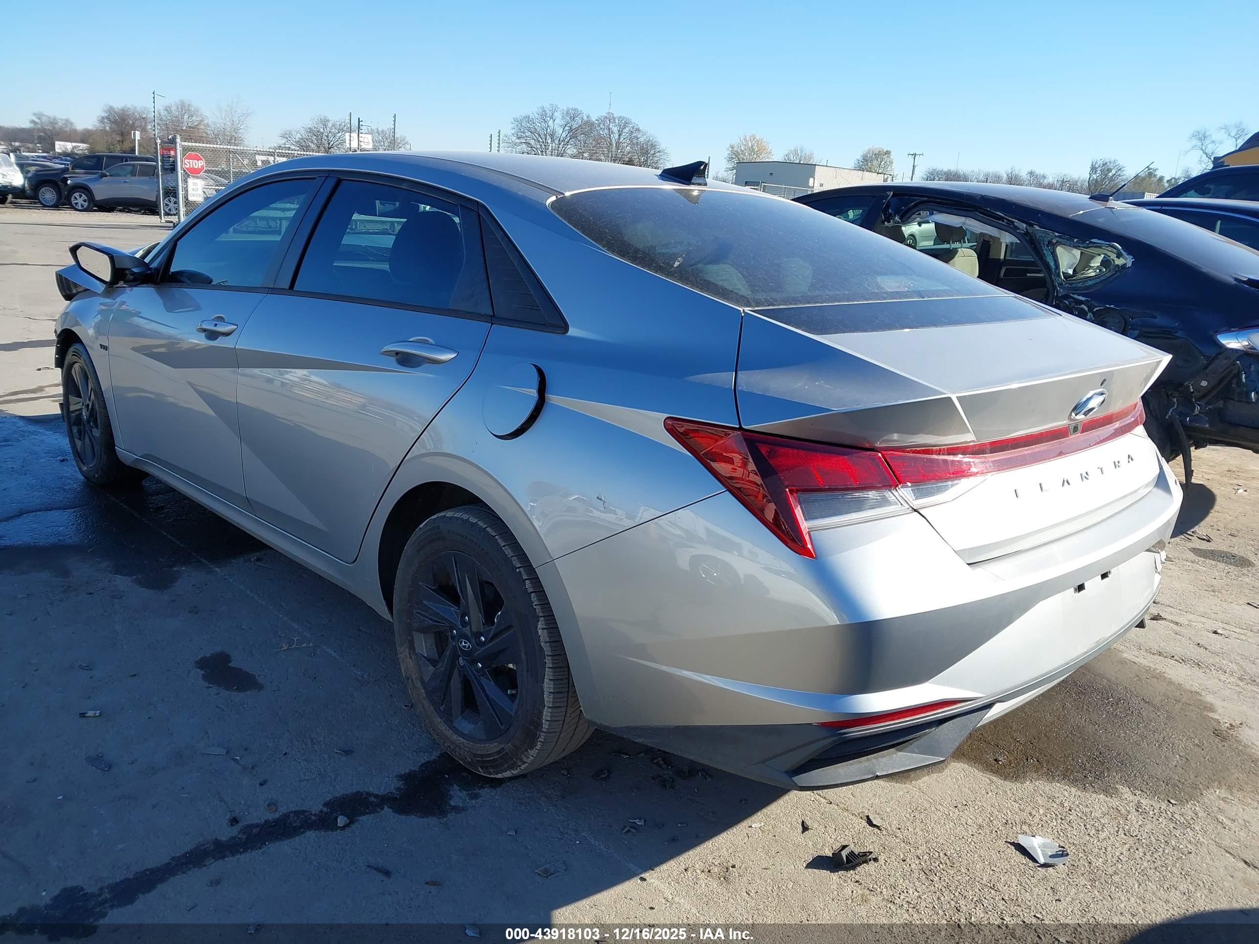 HYUNDAI ELANTRA image 3