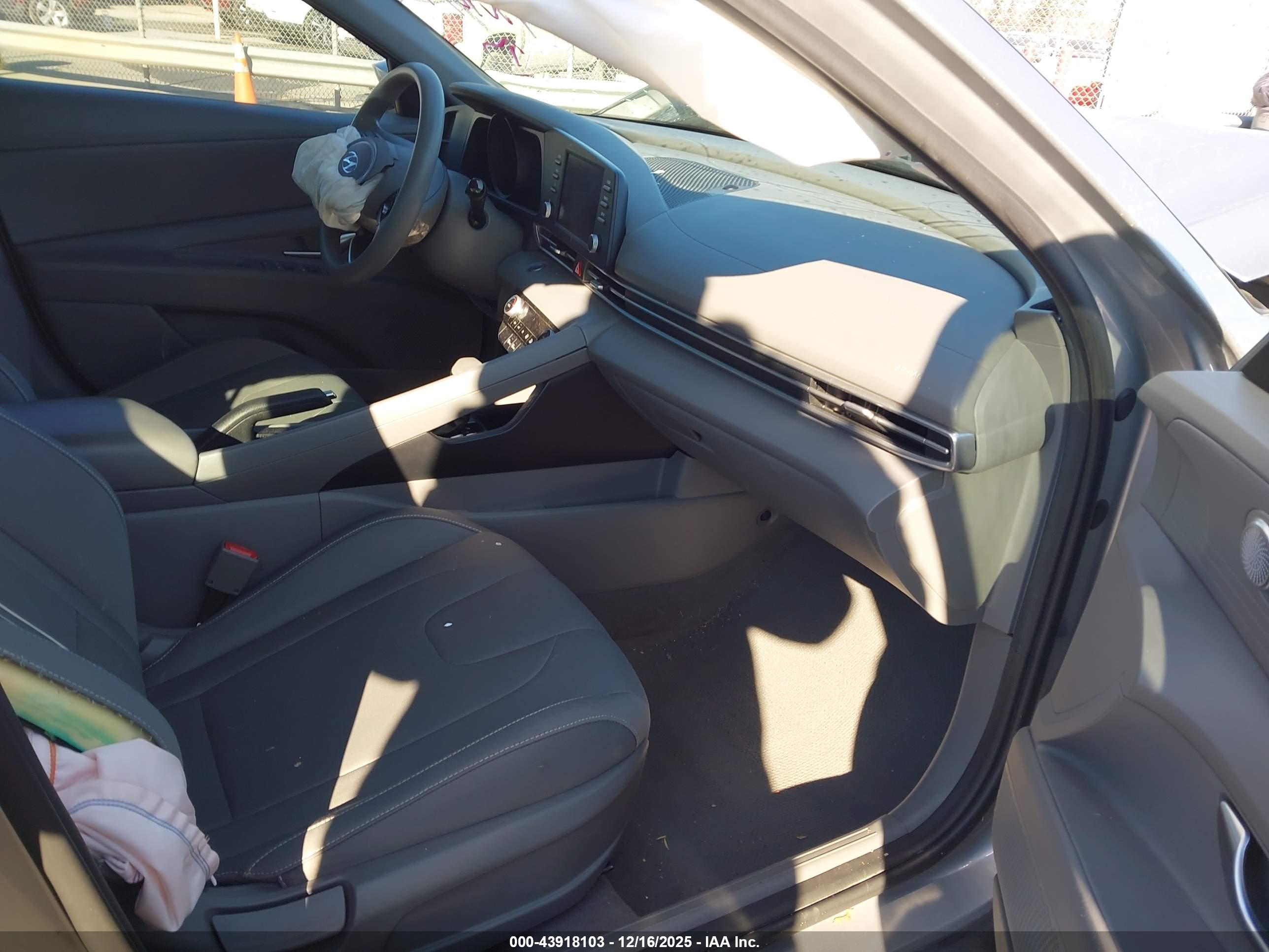 HYUNDAI ELANTRA image 5
