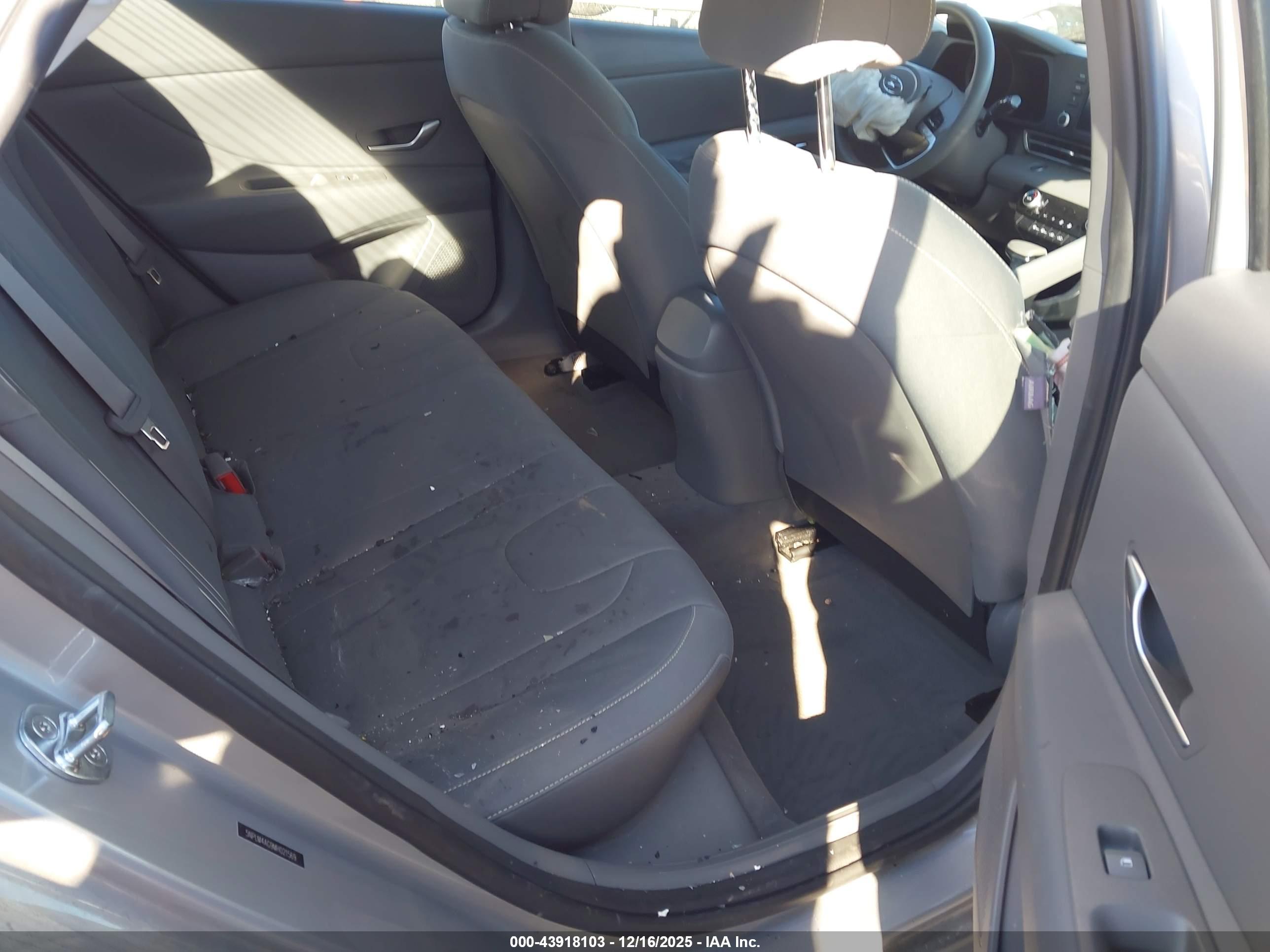 HYUNDAI ELANTRA image 8