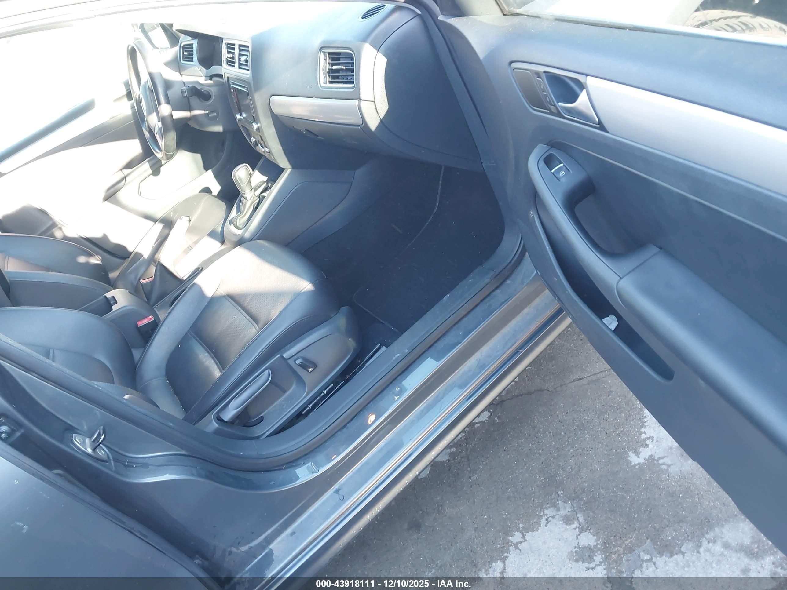 VOLKSWAGEN JETTA image 5