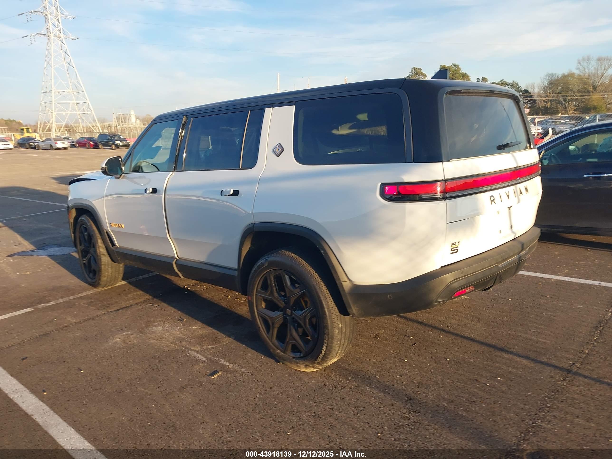 RIVIAN R1S image 3