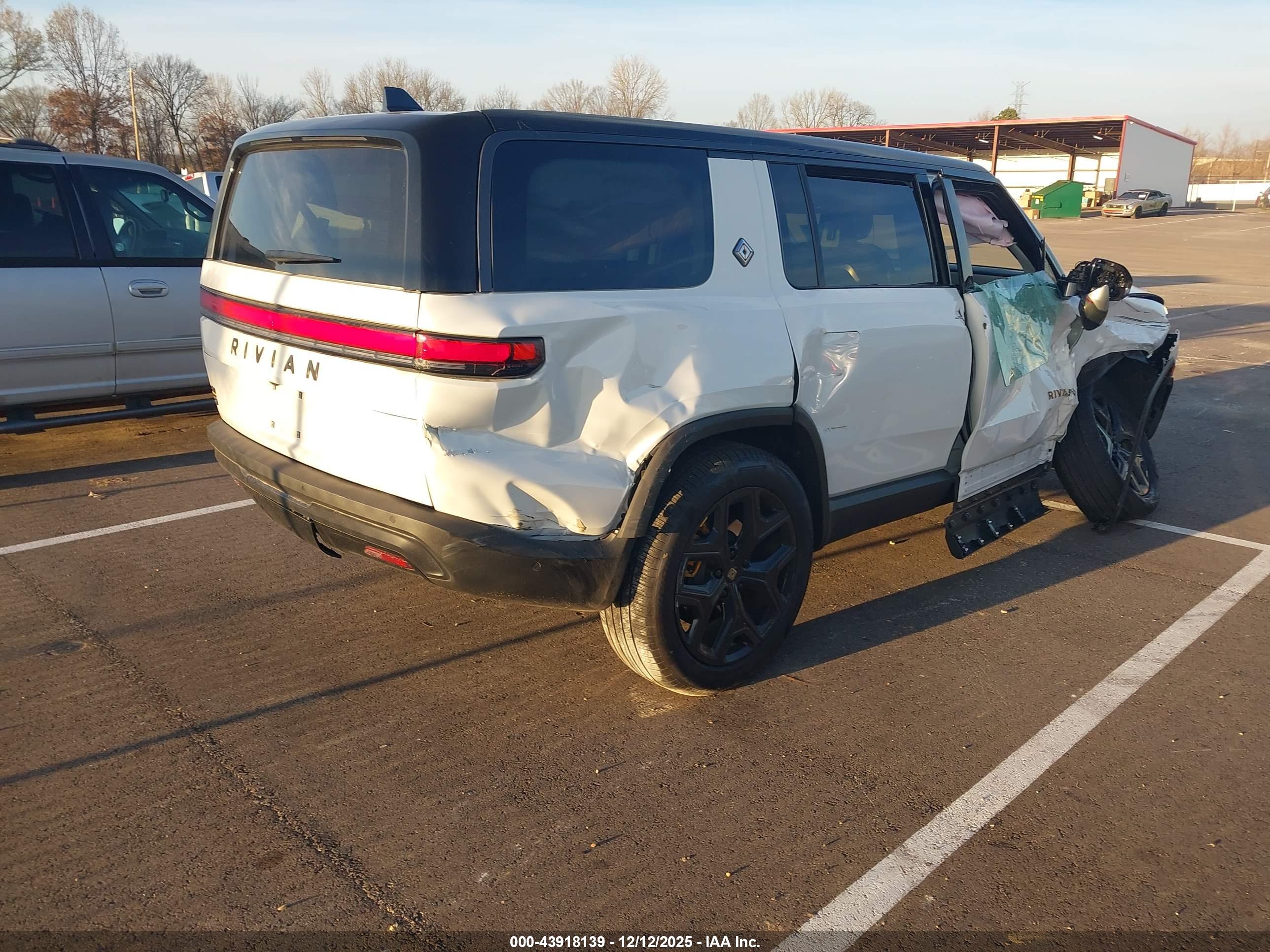 RIVIAN R1S image 4