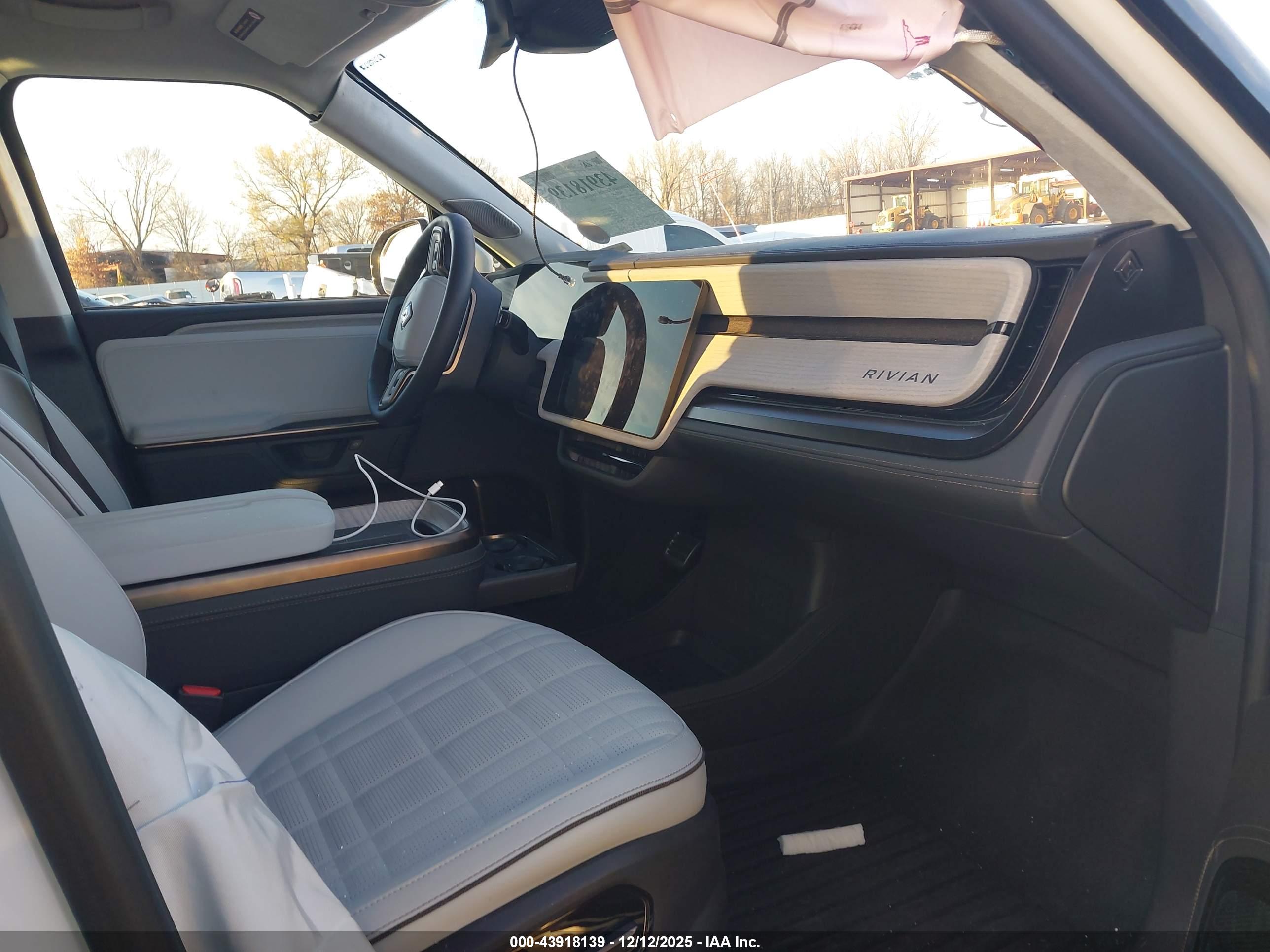 RIVIAN R1S image 5