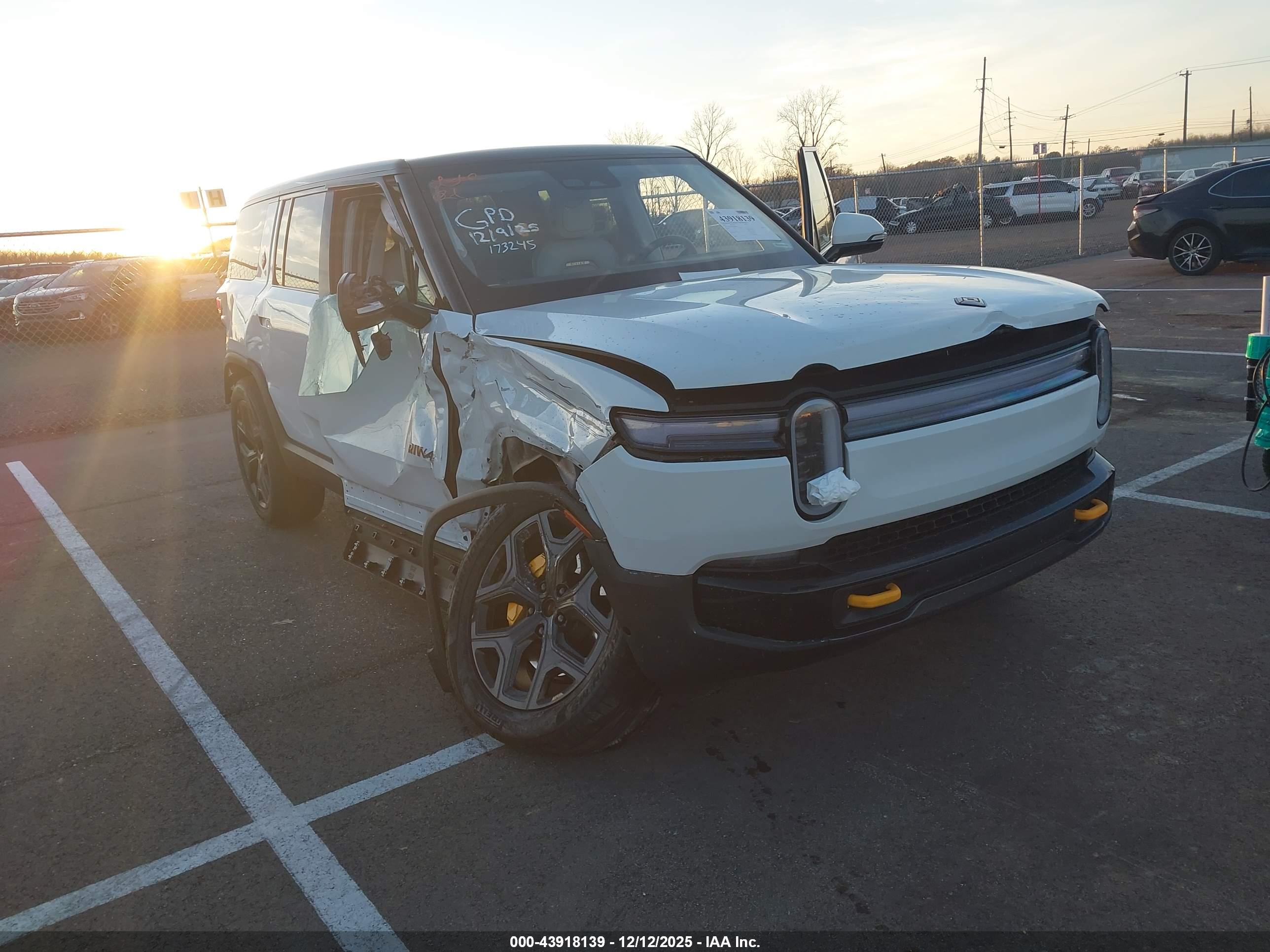 RIVIAN R1S image 6