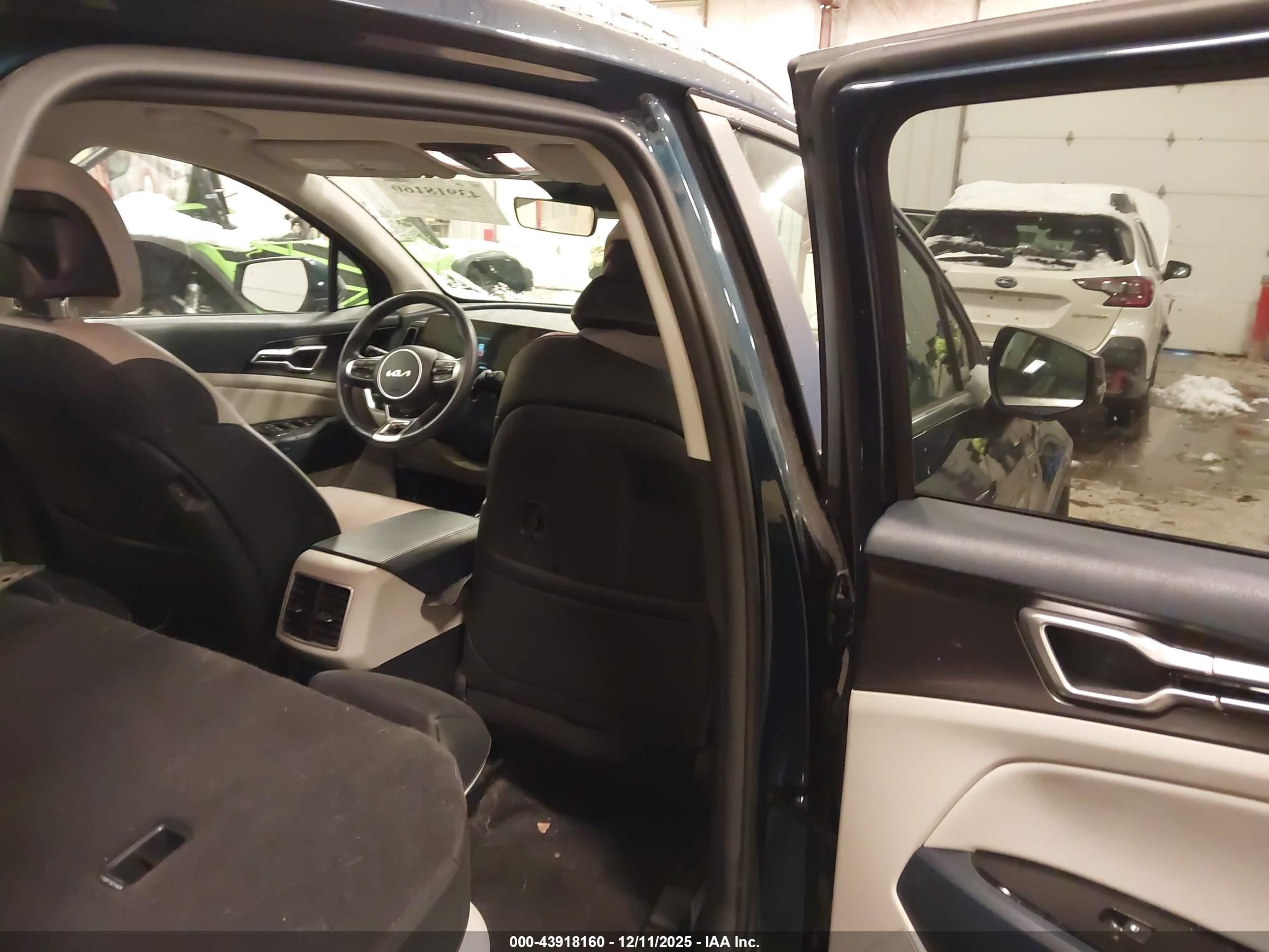 KIA SPORTAGE image 8