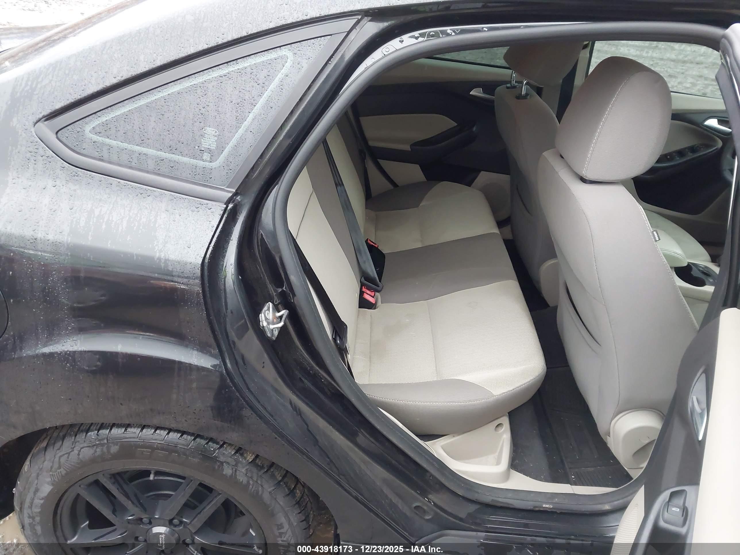 FORD FOCUS image 8