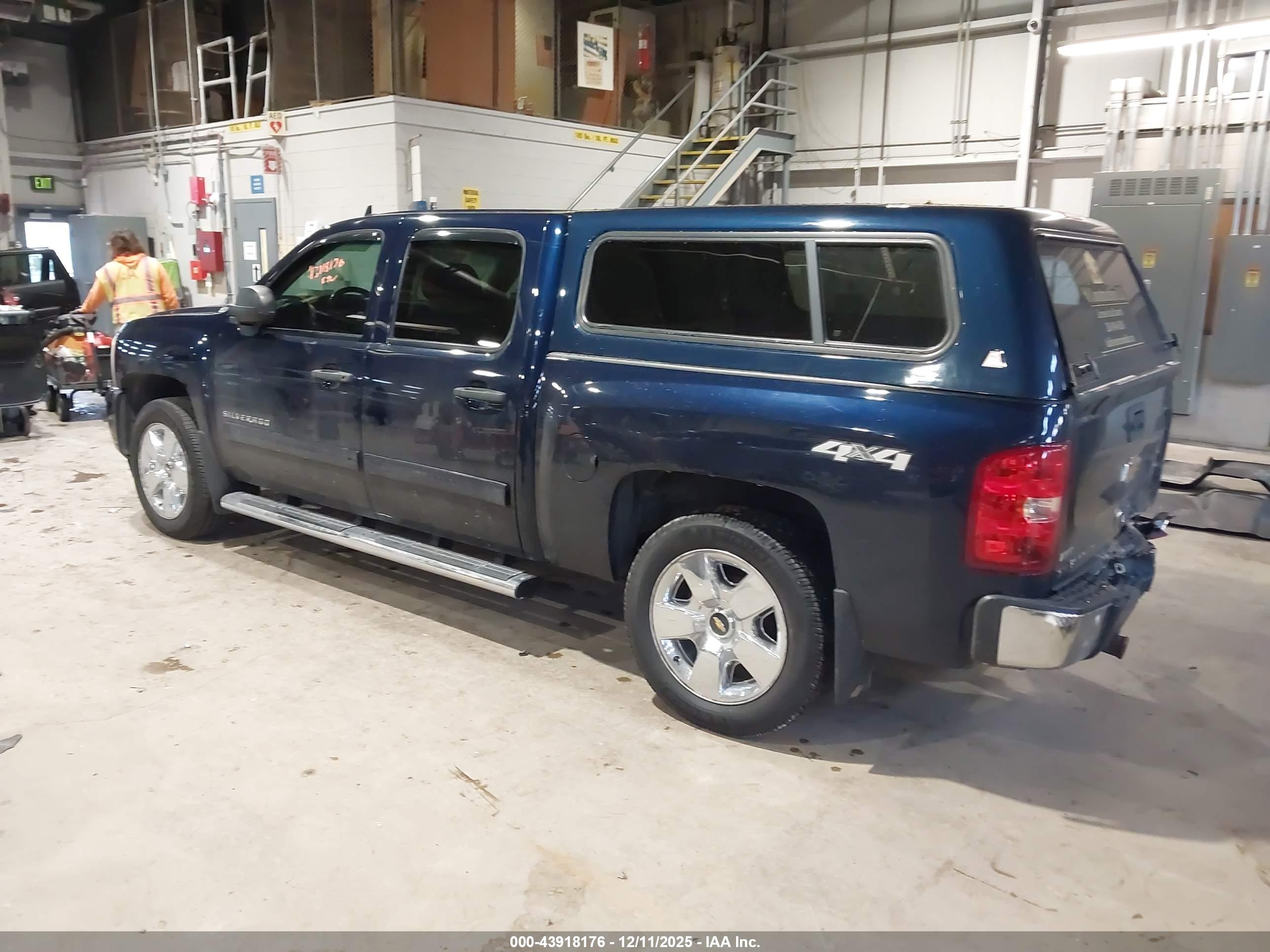 CHEVROLET SILVERADO image 3