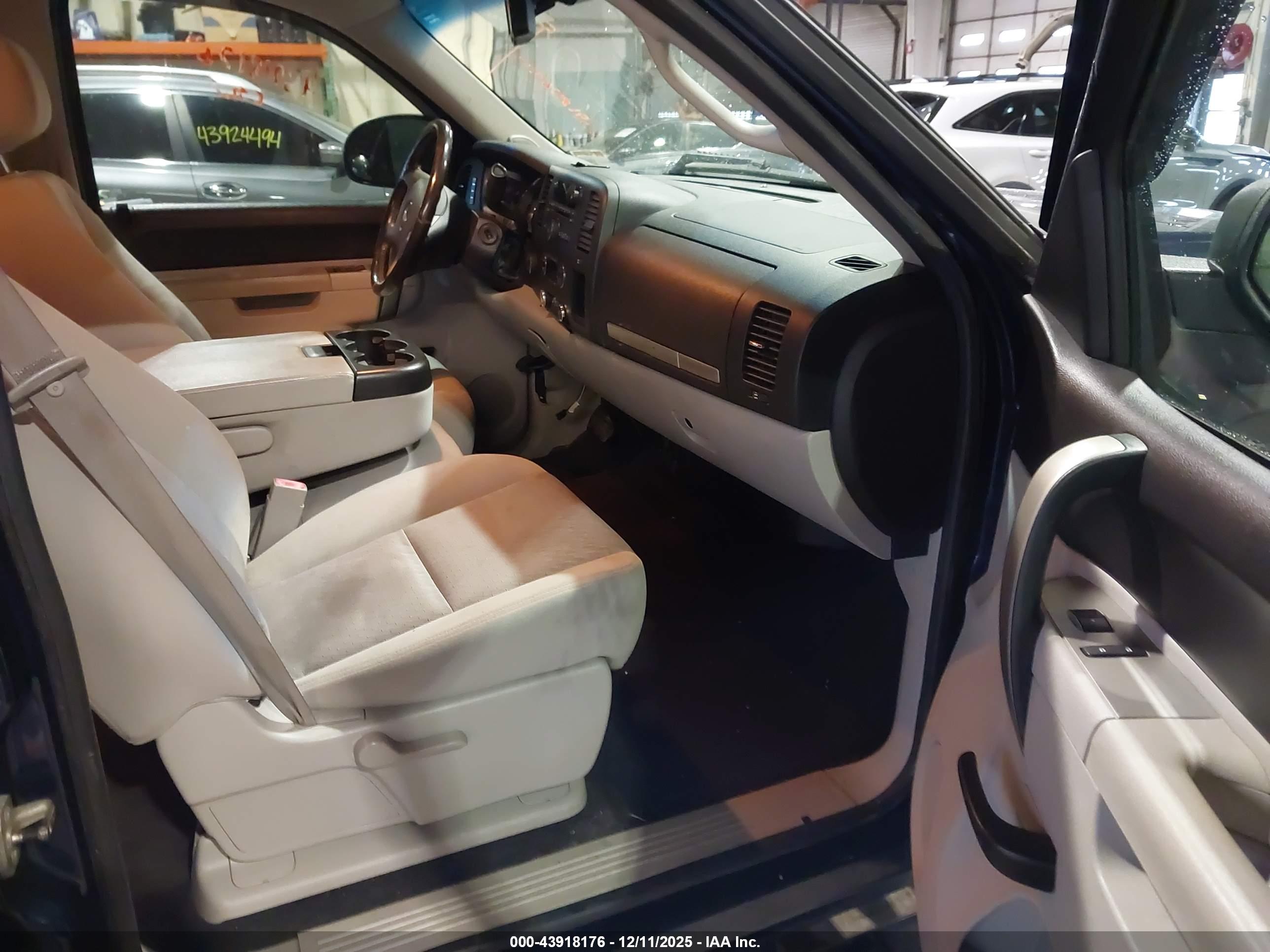 CHEVROLET SILVERADO image 5