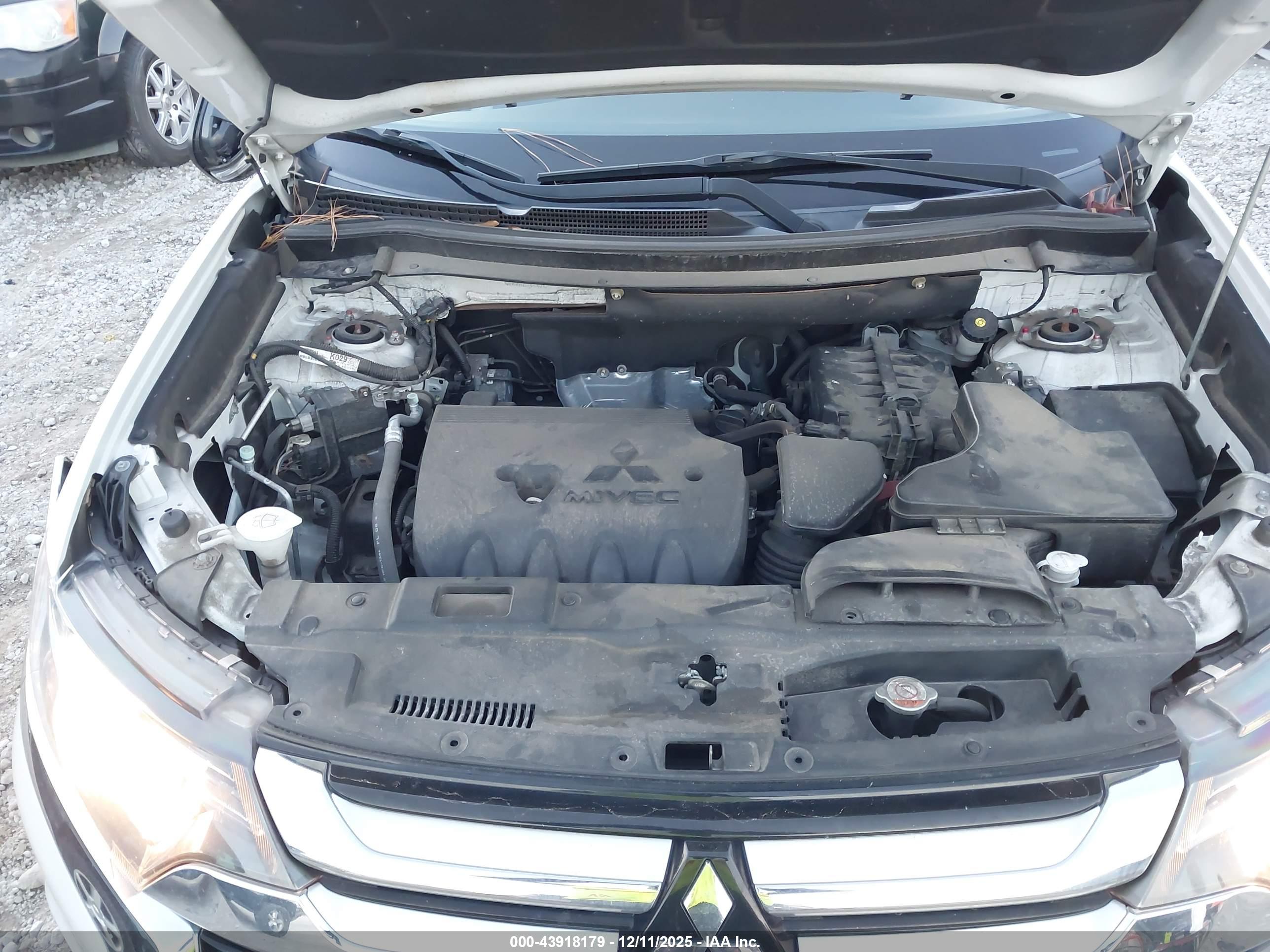 MITSUBISHI OUTLANDER image 10