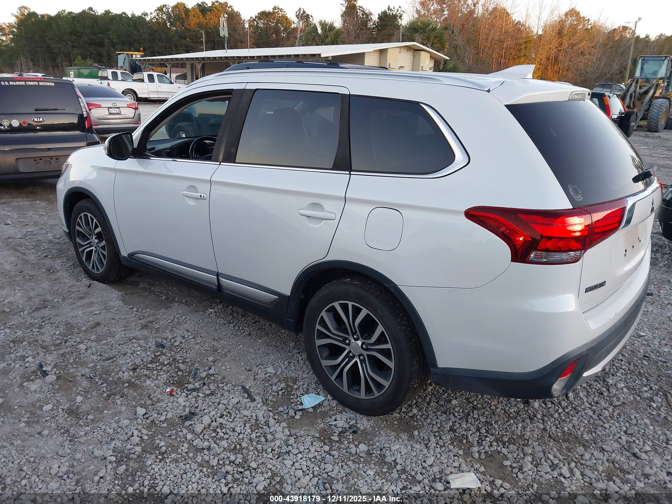 MITSUBISHI OUTLANDER image 3