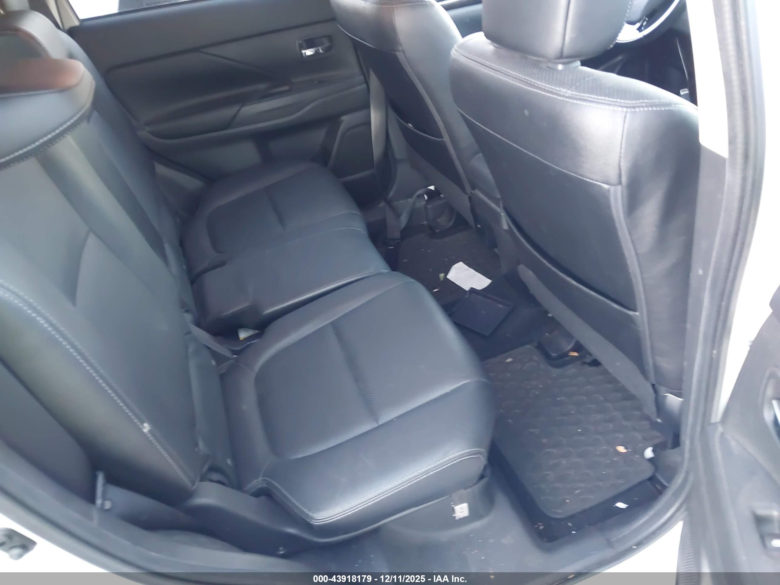 MITSUBISHI OUTLANDER image 8