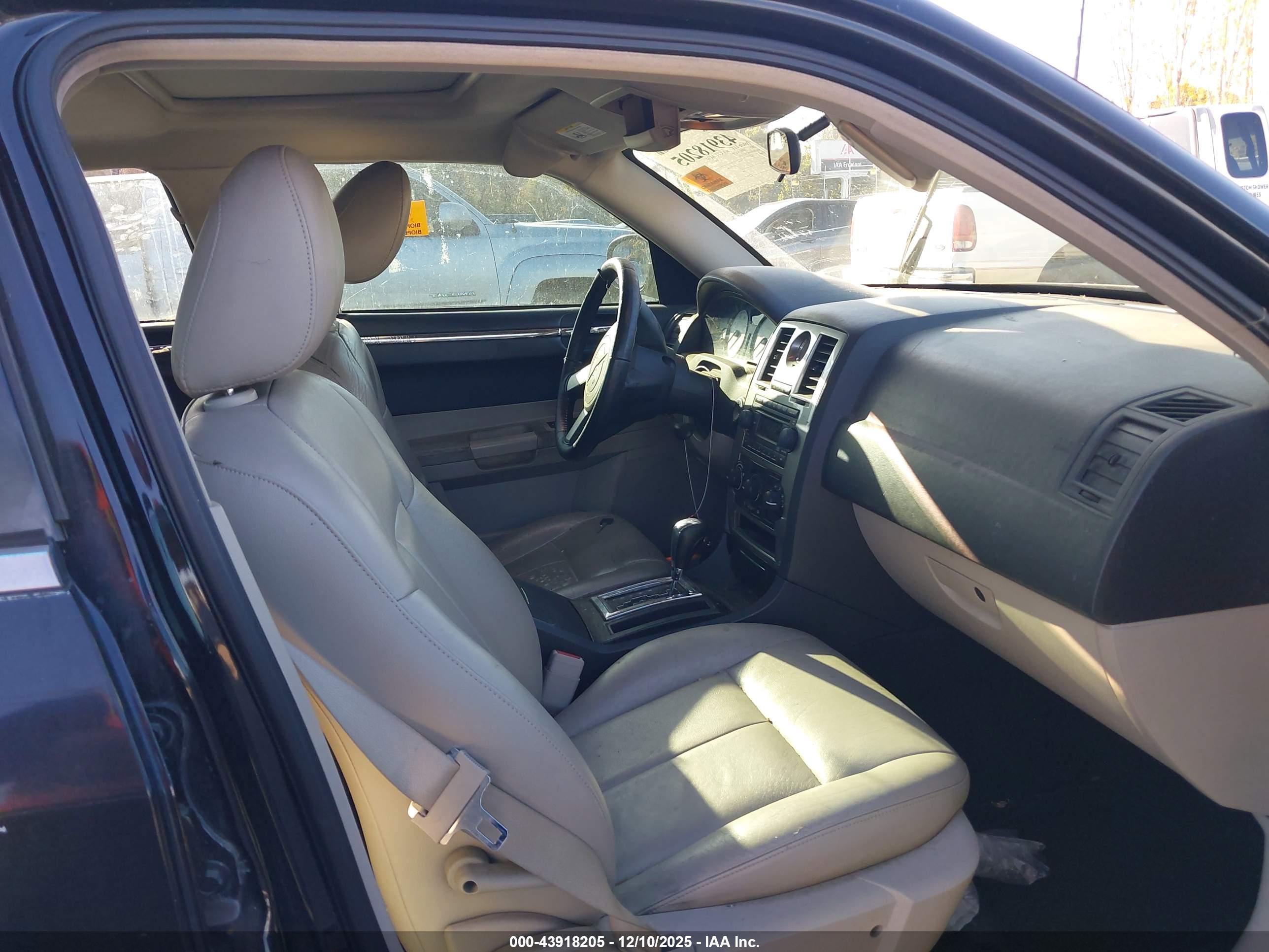CHRYSLER 300 image 5