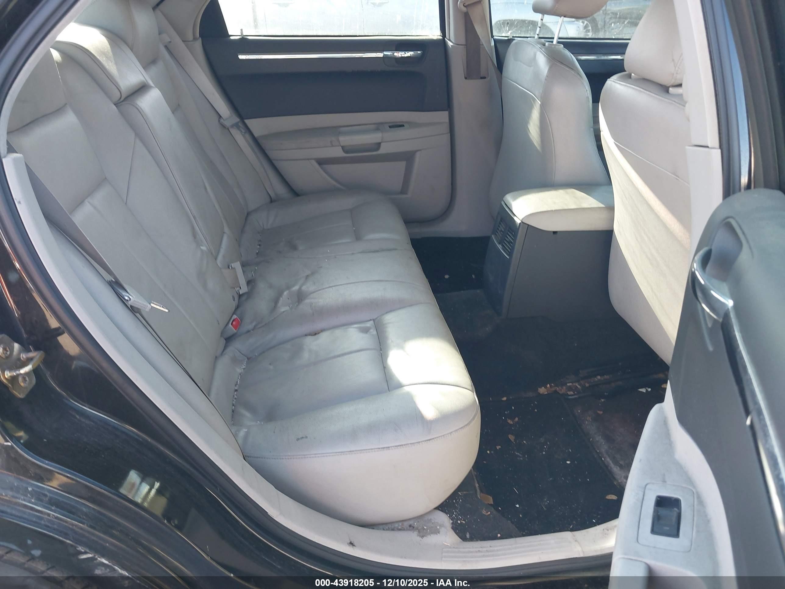 CHRYSLER 300 image 8