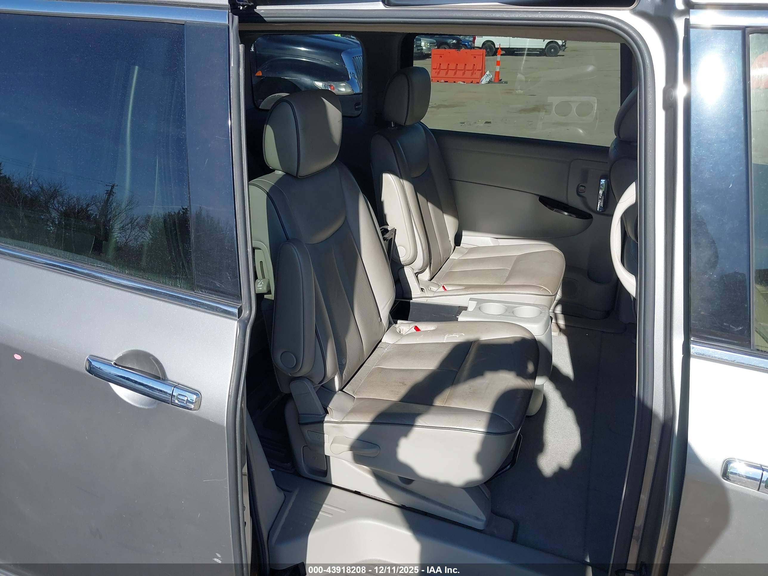 NISSAN QUEST image 8