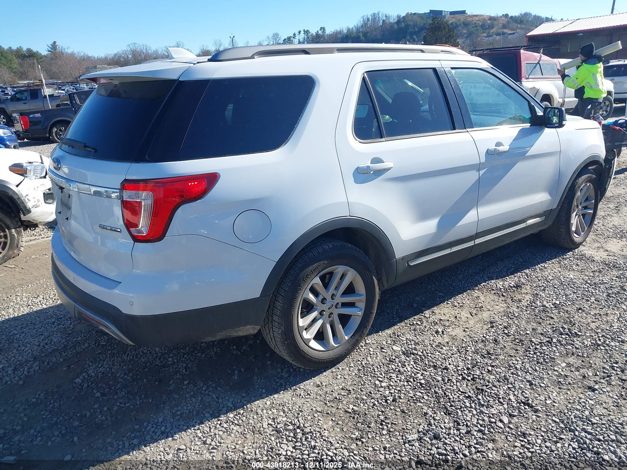 FORD EXPLORER image 4