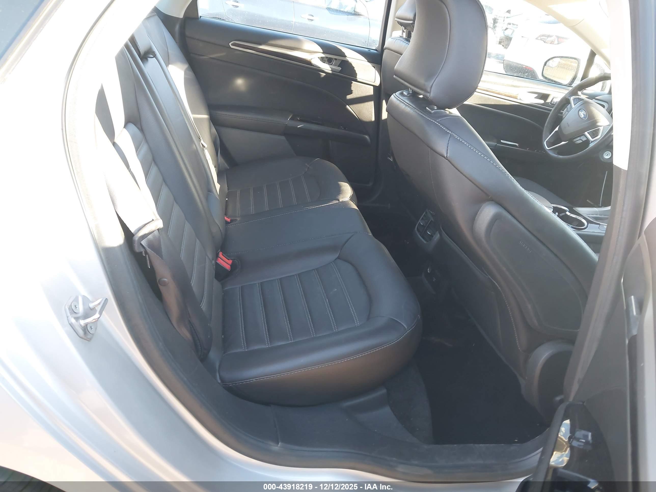 FORD FUSION image 8