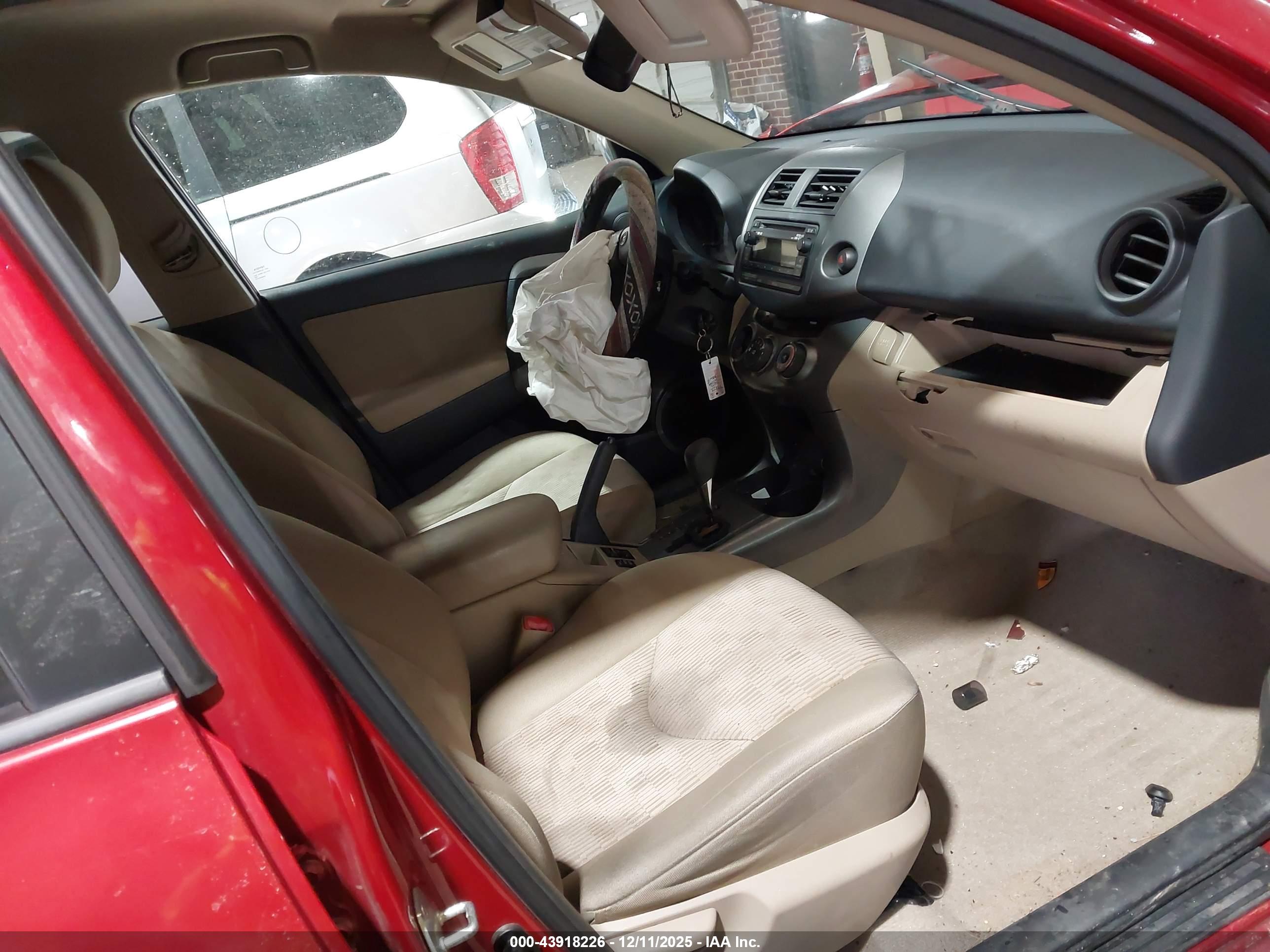 TOYOTA RAV4 image 5