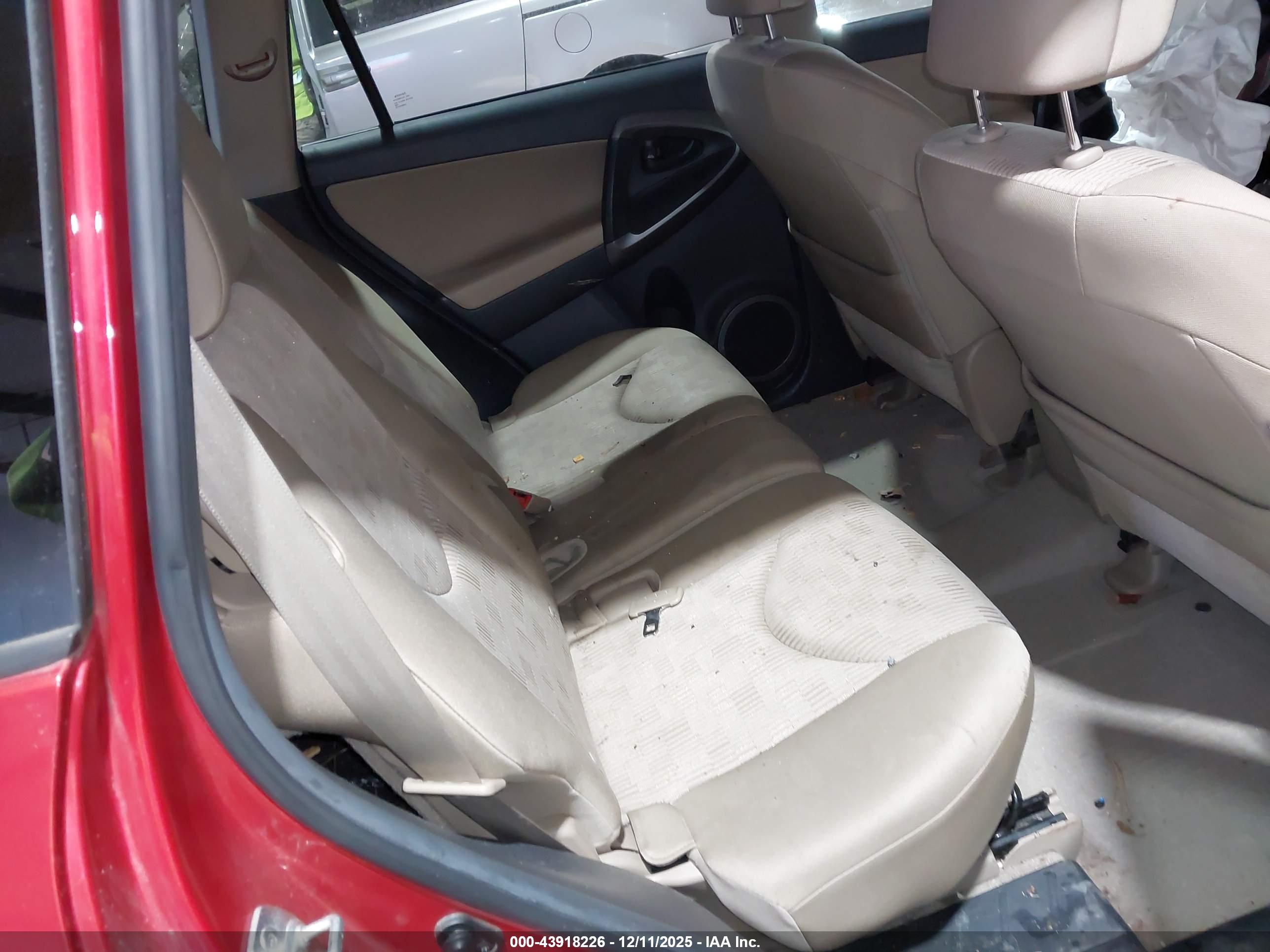 TOYOTA RAV4 image 8