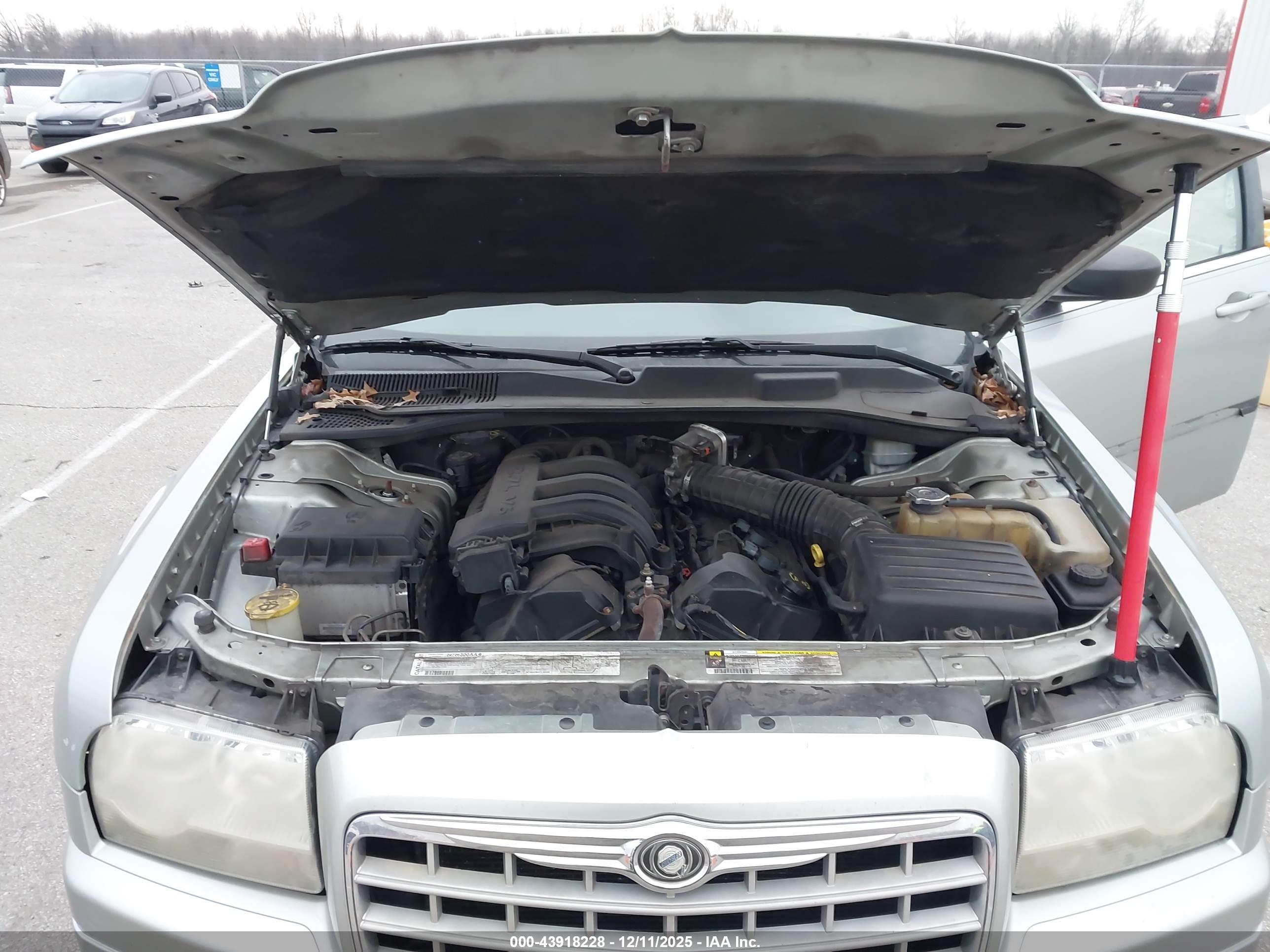 CHRYSLER 300 image 10